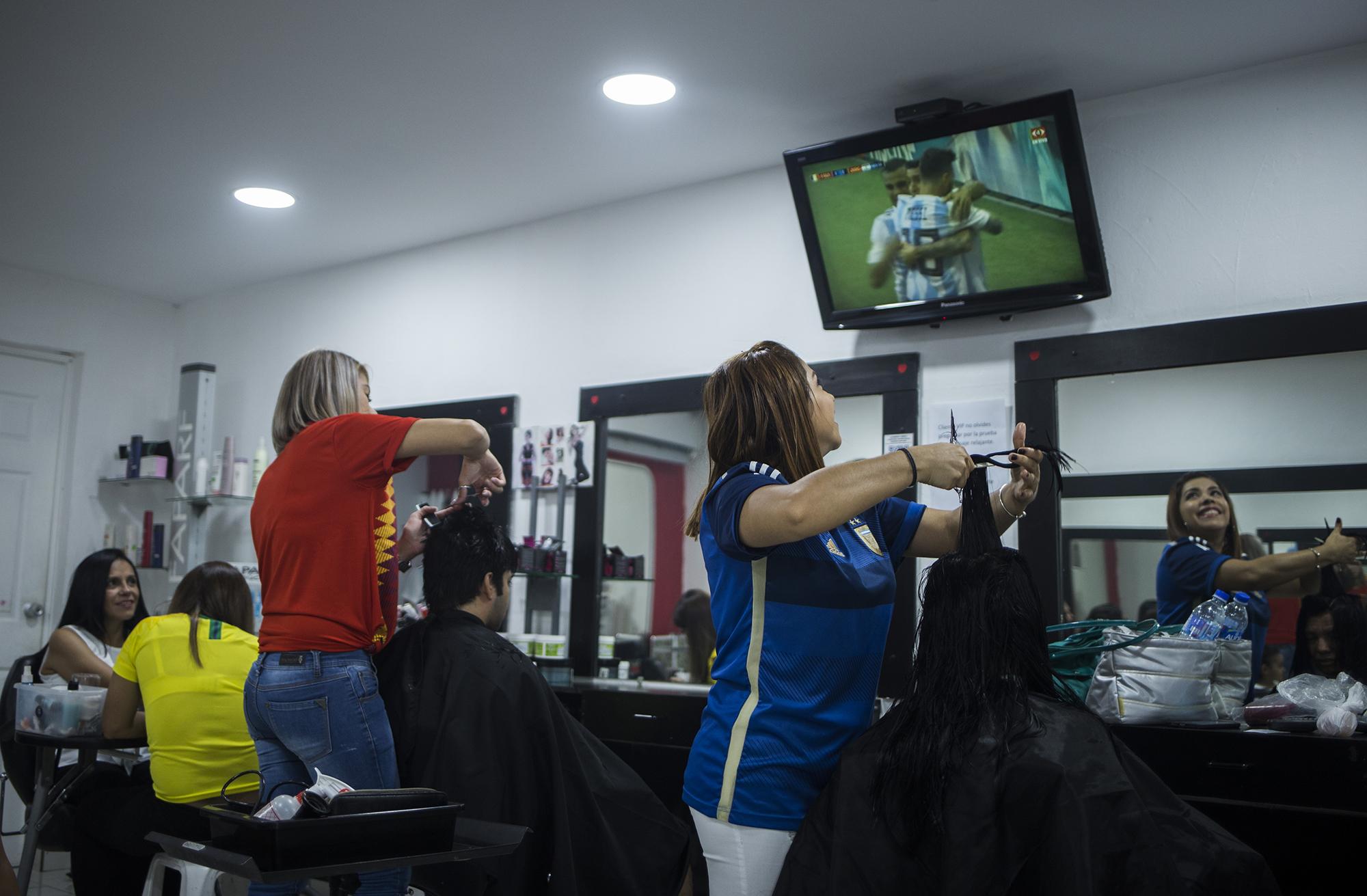 Yecenia Uceda (izquierda) disfruta entre risas el gol que le dio el empate a Argentina ante Francia. Foto Víctor Peña (El Faro).