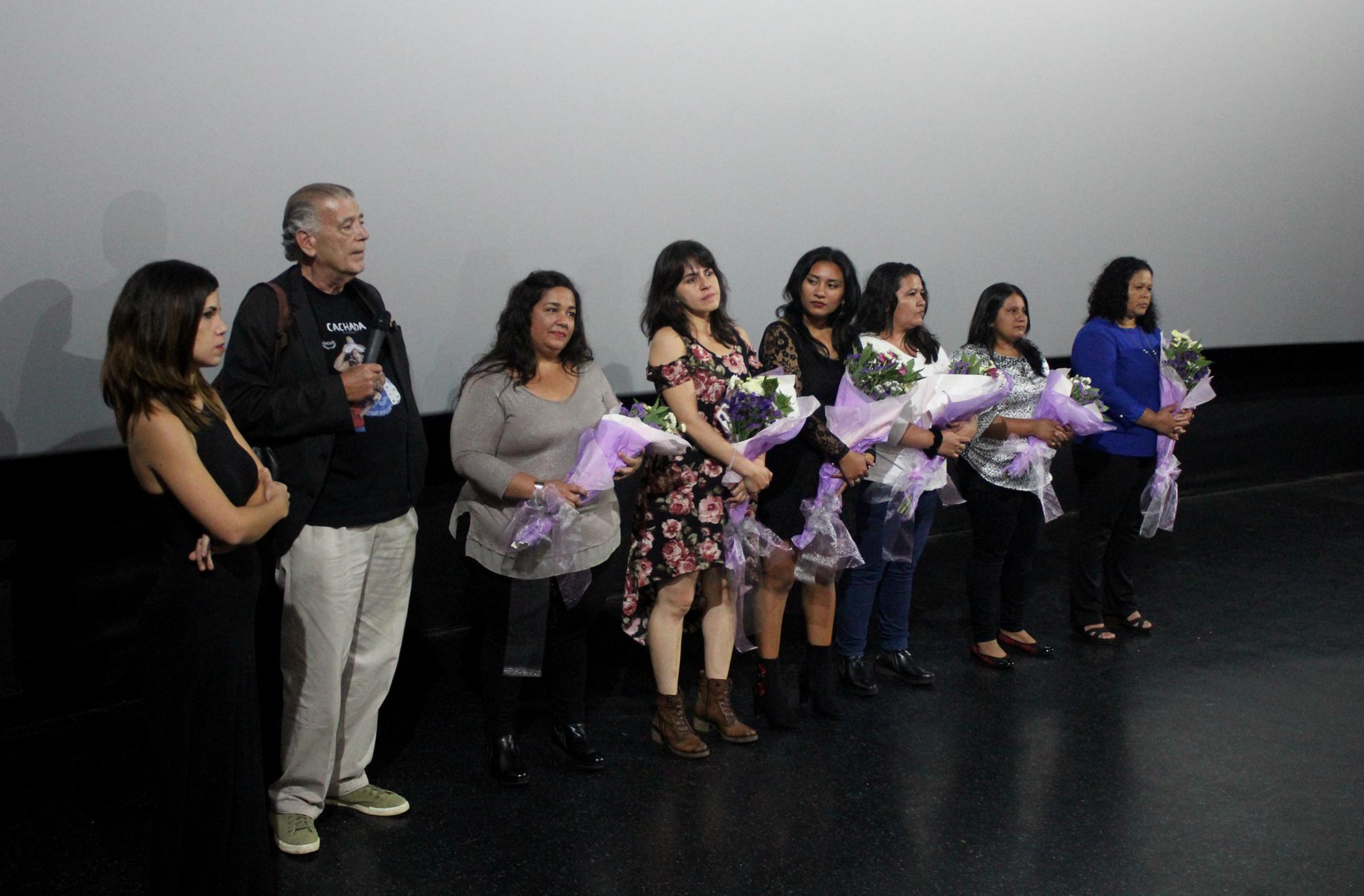 La directora Marlén Viñayo (primera a la izquierda) junto al productor André Guttfreund y el elenco de La Cachada Teatro tras la presentación del documental.