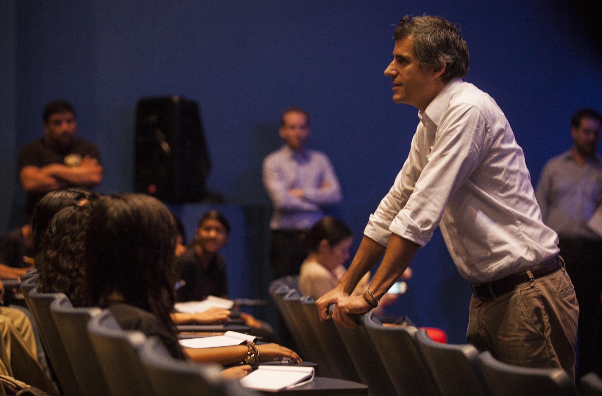 Juan Carlos Calleja es vicepresidente de Calleja S.A. de C.V. y presidente de la Fundación Calleja. Desde ambas trincheras, tiene garantizada una buena cobertura mediática cada semana. El jueves 8 de junio inauguró, junto a la agencia de cooperación del gobierno de Estados Unidos, un campamento juvenil para capacitar jóvenes en computación. Foto: Víctor Peña. 