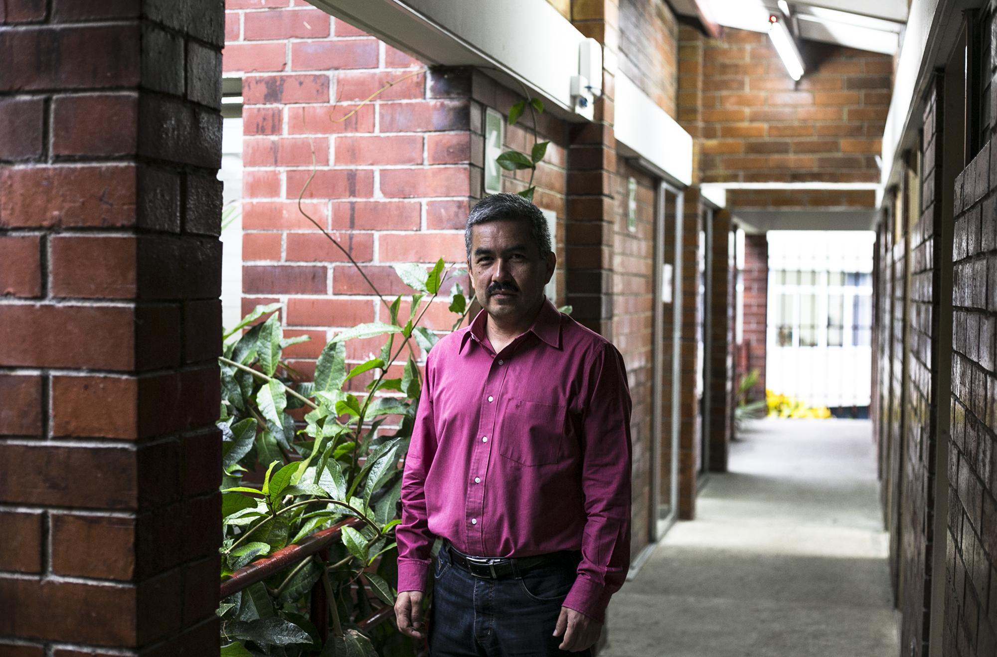 Álvaro Artiga en los pasillos de la UCA. Foto: Fred Ramos