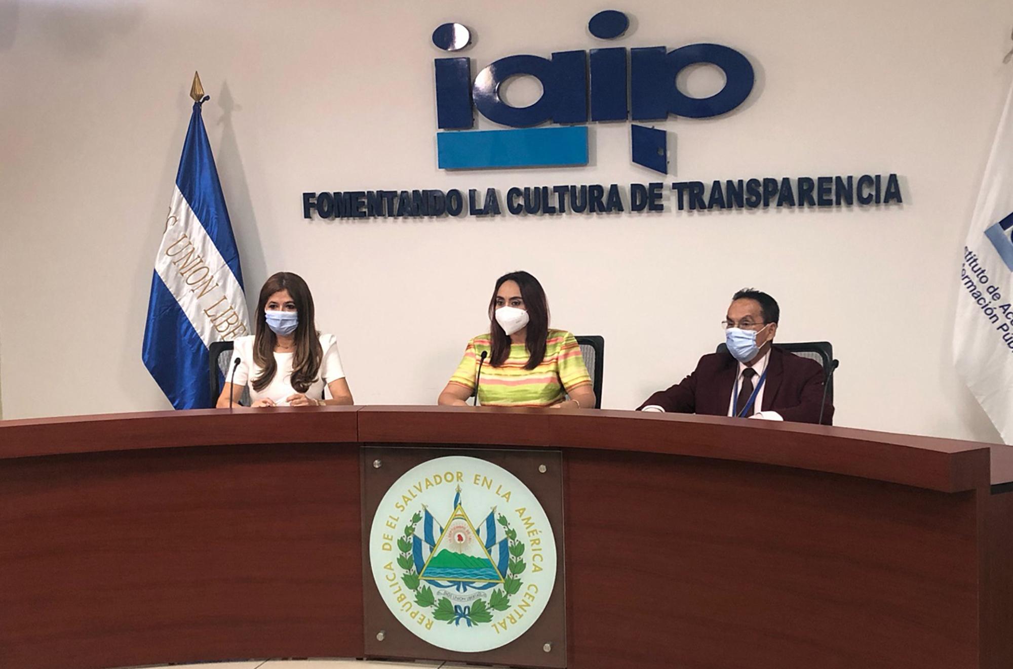 Yanira Cortez (blanco), Liduvina Escobar (amarillo) y Andrés Grégori leyeron este 10 de septiembre de 2020 un comunicado con el que rechazaron las reformas al Relaip impulsadas por la Prsidencia. El pleno del IAIP se dividió en torno a esas reformas. El presidente Ricardo Gómez dijo que no podía pronunciarse sin haber estudiado las reformas.Foto: Gabriel Labrador / El Faro