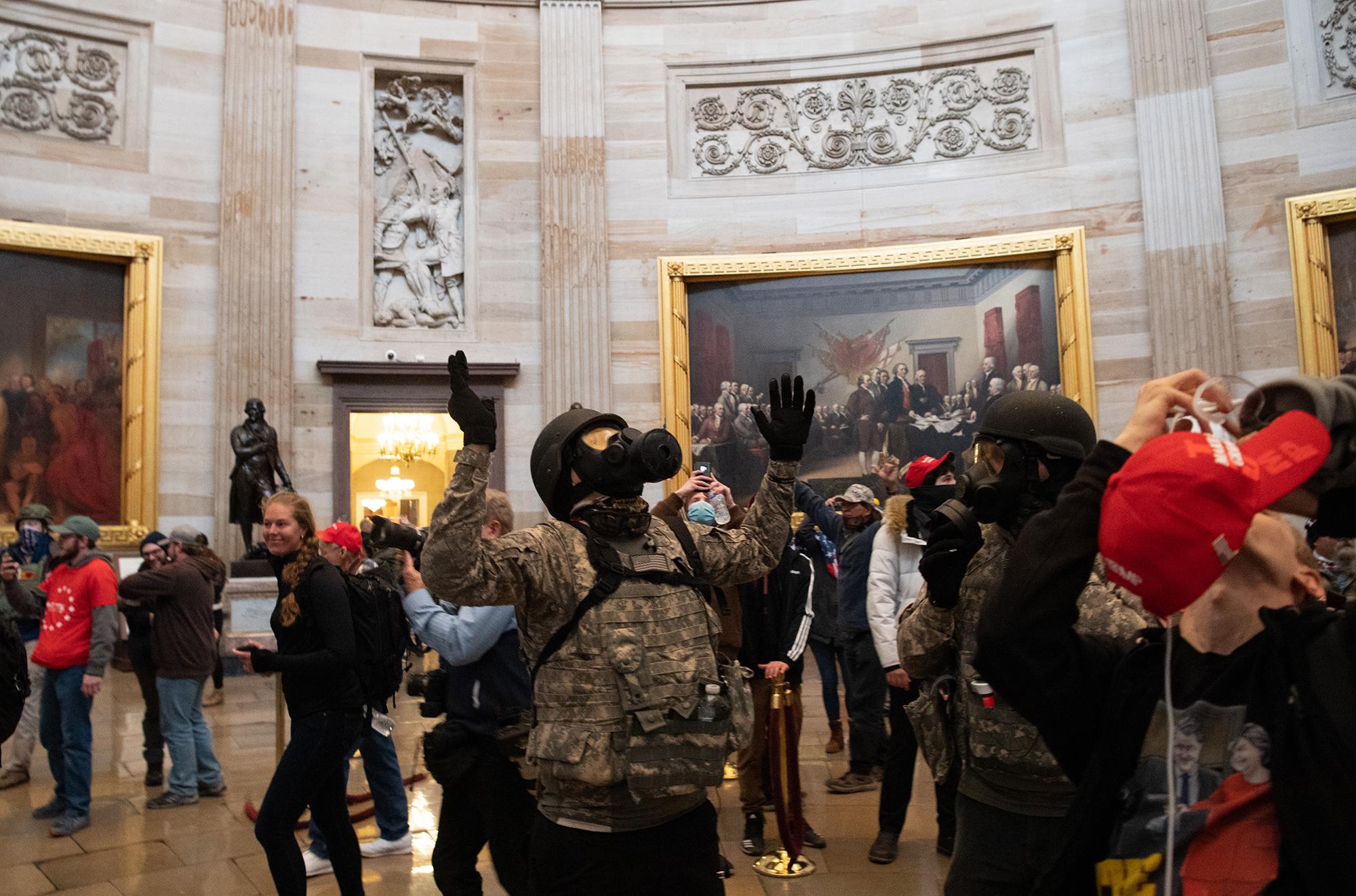 Los partidarios del presidente de los Estados Unidos, Donald Trump, protestan en la Rotonda del Capitolio de los Estados Unidos, después de violar todos los protocolos de seguridad del Congreso. Foto de El Faro: SAUL LOEB / AFP.