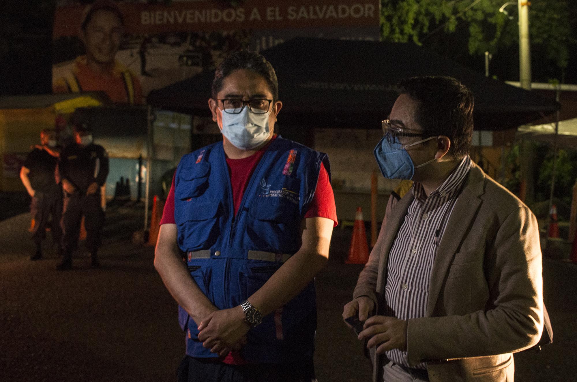 el exfiscal de la FECI, Juan Francisco Sandoval (derecha), fue acompañado hasta la aduana Las Chinamas, en El Salvador, por el entonces procurador de derechos humanos de Guatemala, Jordán Rodas. Sandoval huyó de Guatemala e ingresó a El Salvador la media noche del viernes 23 de julio de 2021. Foto de El Faro: Víctor Peña. 