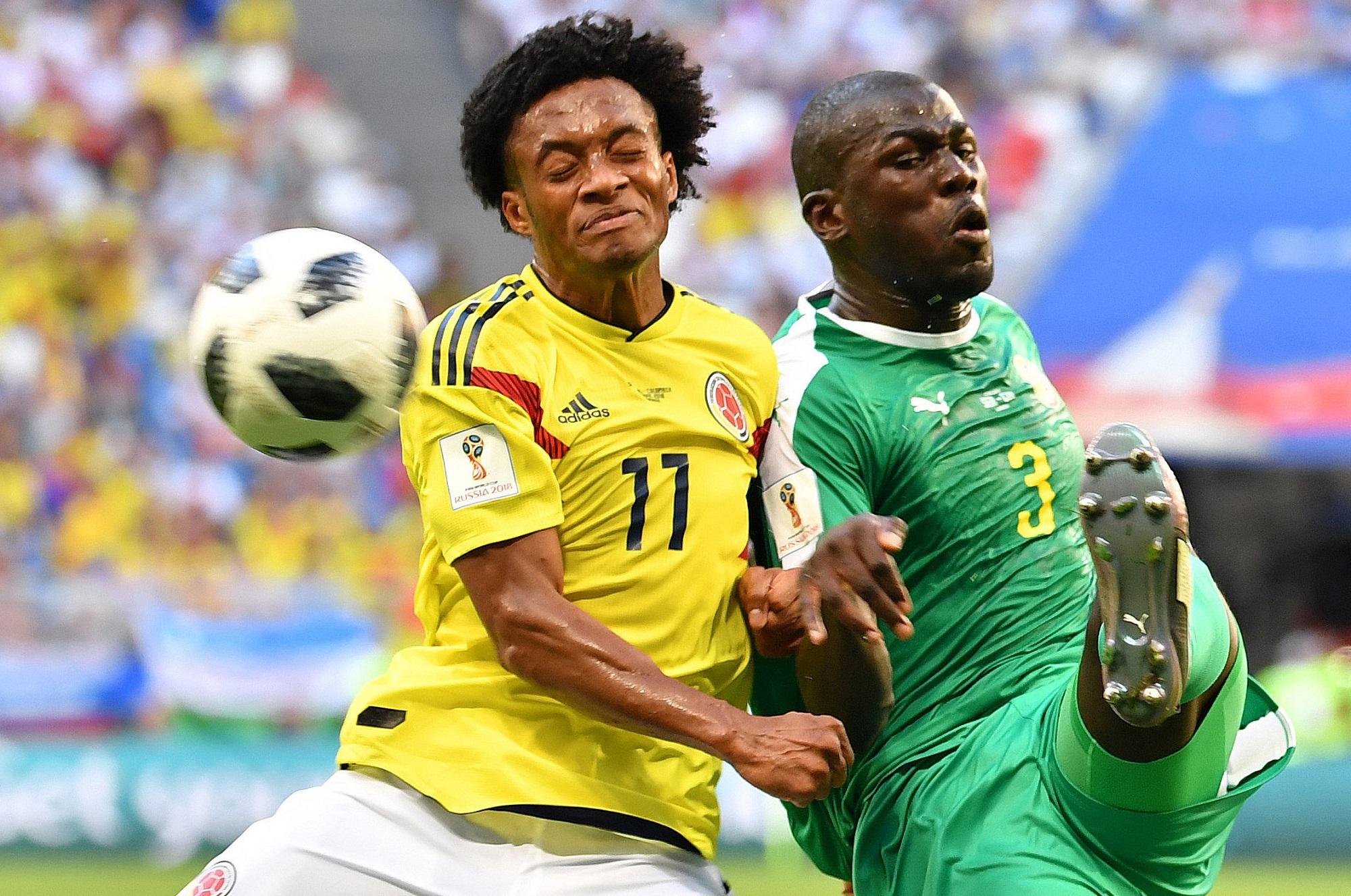 El senegalés Kalidou Koulibaly y el colombiano Juan Cuadrado disputan un balón durante el choque que enfrentó a ambas naciones el 28 de junio en la ciudad rusa de Samara. Foto Liu Dawei (Xinhua).