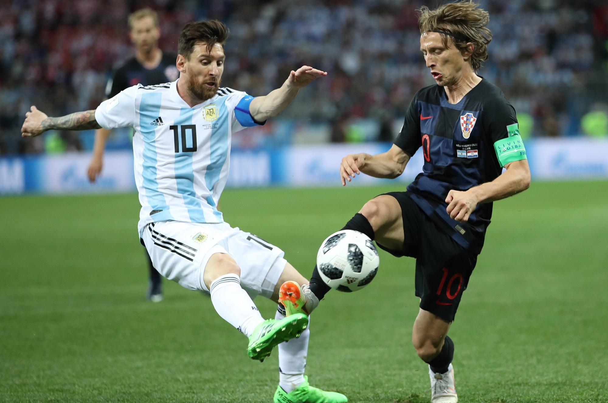 Lionel Messi y Luka Modrić disputan un balón. Foto Wu Zhuang (Xinhua).