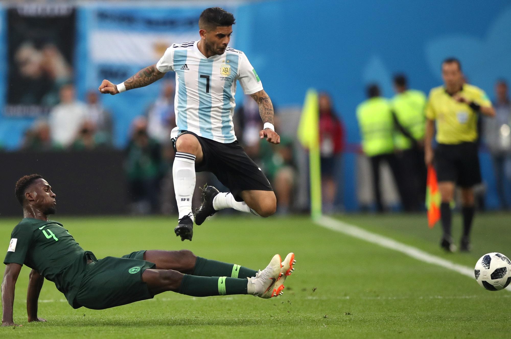 Wilfred Ndidi, de Nigeria, disputa el balón a Ever Banega, de Argentina. Foto Wu Zhuang (Xinhua).