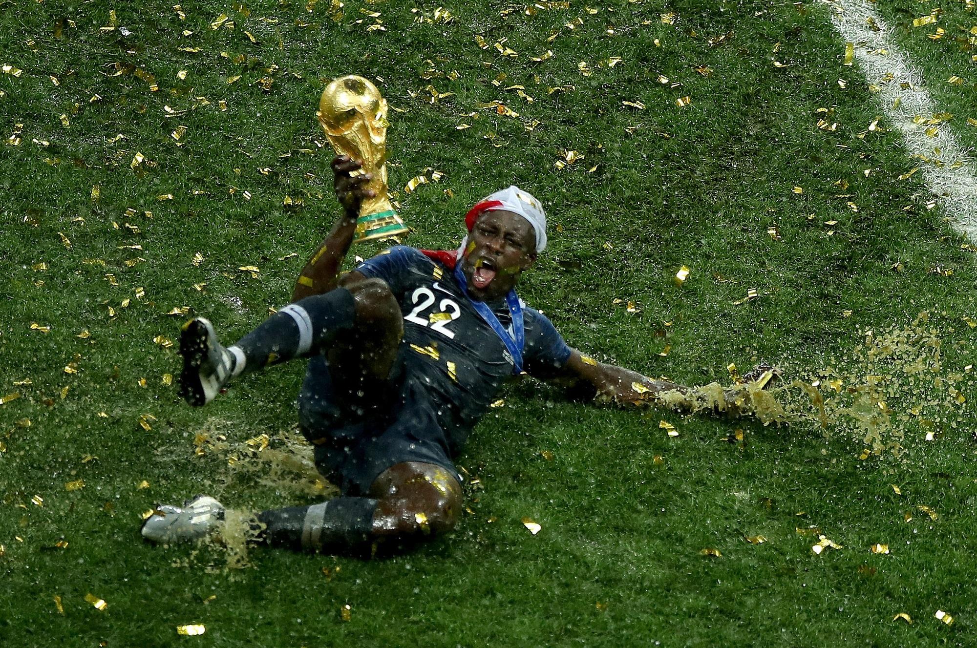 El jugador Benjamin Mendy, de Francia, festeja al término del partido final de la Copa Mundial de la FIFA Rusia 2018. Foto Wu Zhuang (Xinhua).