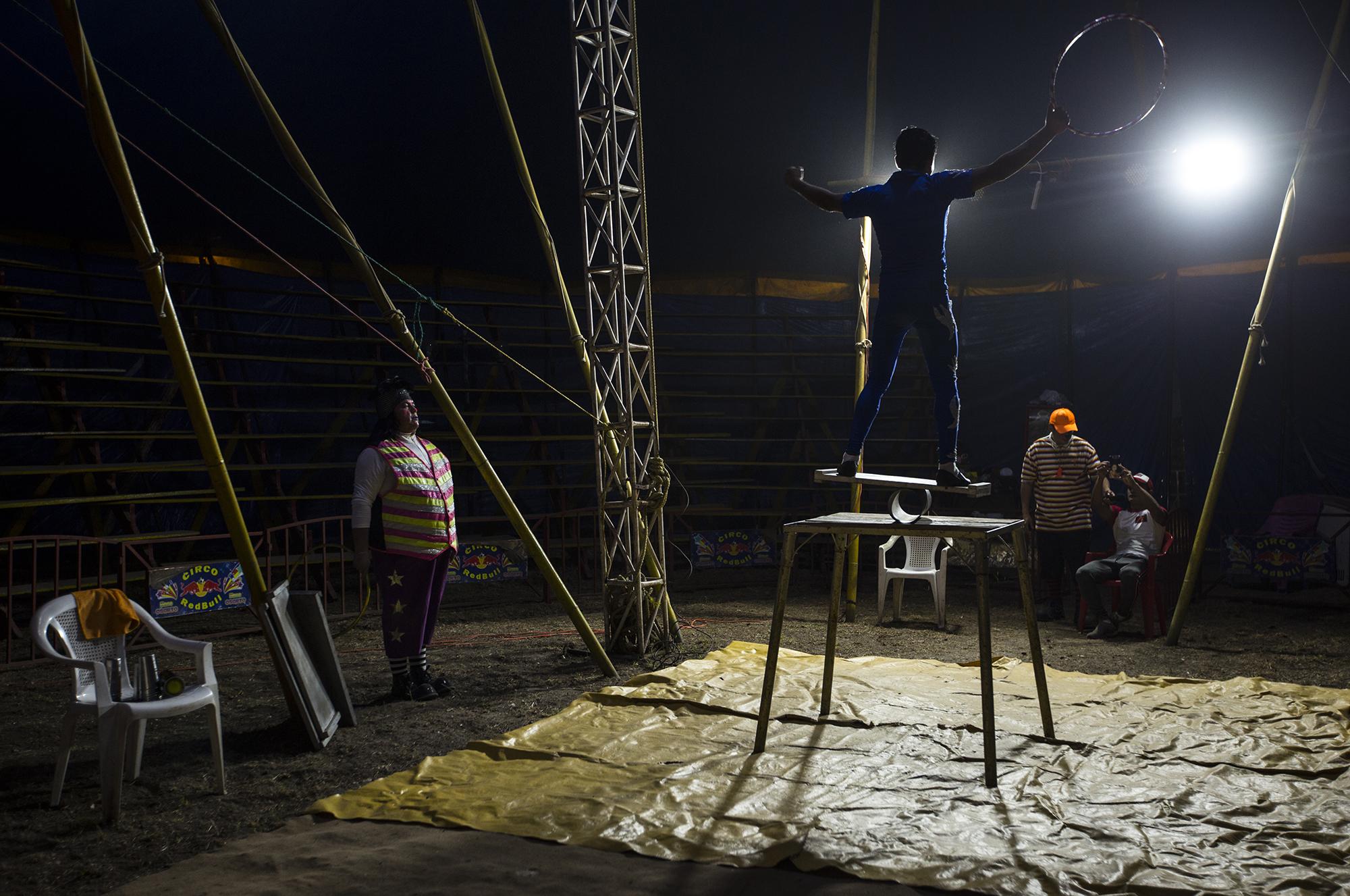 “En el circo, uno se hace artista a través de los años”, decía Ánthony el 17 de abril, después de su acrobacia de cuatro minutos sobre un rodillo metálico y una tabla de madera. Ese día hicieron el show virtual para recaudar víveres. Recibió un par de aplausos de su único público: Tomatío, Perolito y Muñuña, los payasos del Red Bulls.