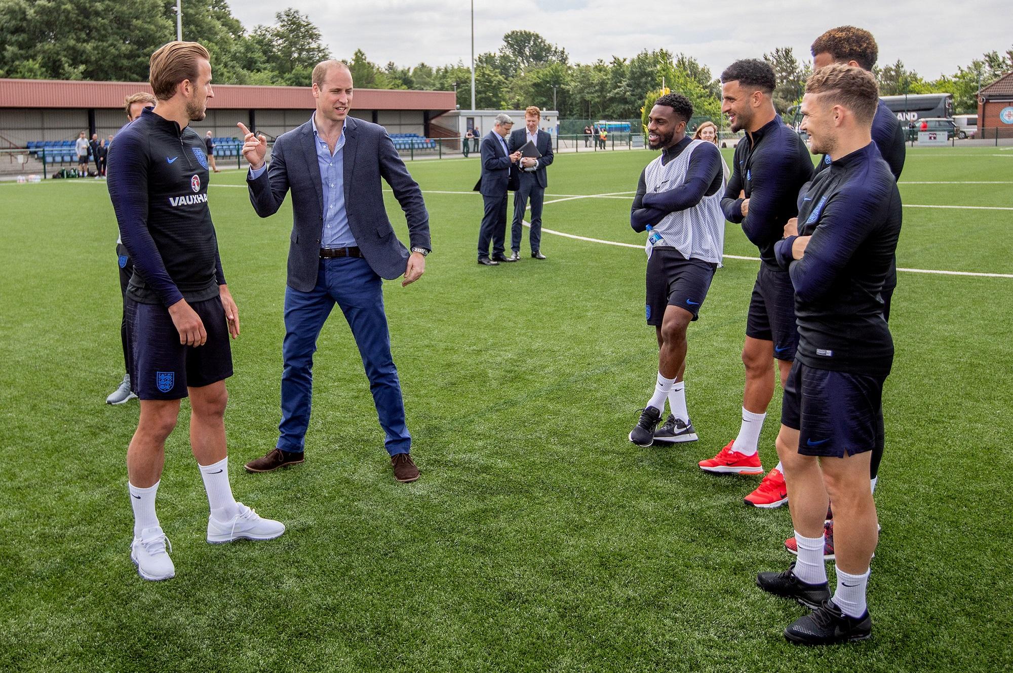 El príncipe Guillermo, duque de Cambridge, platica con un grupo de seleccionados ingleses durante la concentración en Leeds, previa al viaje a Rusia. Foto Han Yan (Xinhua).