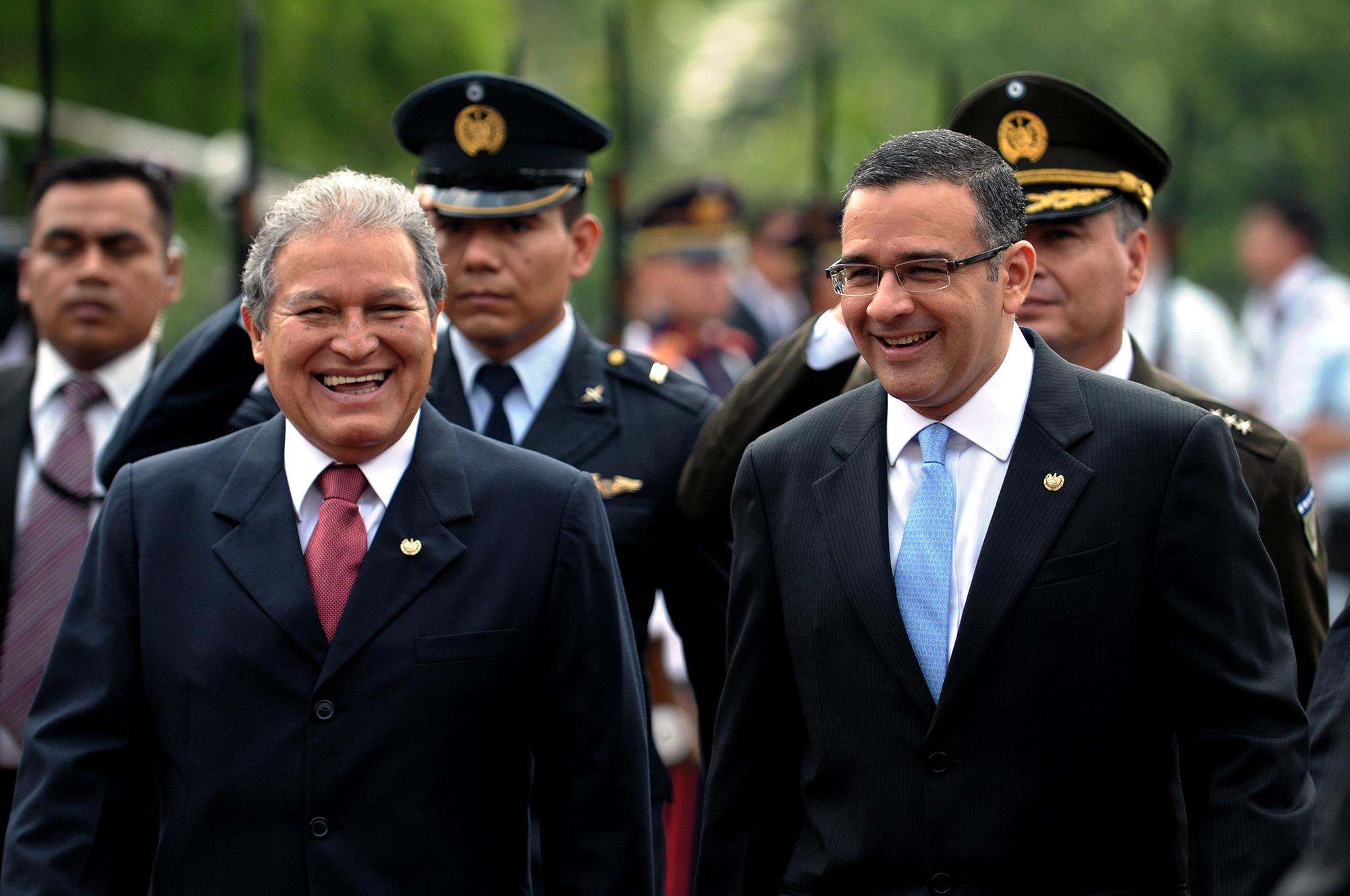 El presidente de El Salvador, Mauricio Funes, y su vicepresidente, Salvador Sánchez Cerén, durante la conmemoración de su primer año en el poder, el 1 de junio de 2010. El vicepresidente fungió como ministro de Educación por 36 meses y recibió un sobresueldo mensual de $10,000, según documentos de la Secretaría Privada de la Presidencia. Foto: Archivo El Faro.