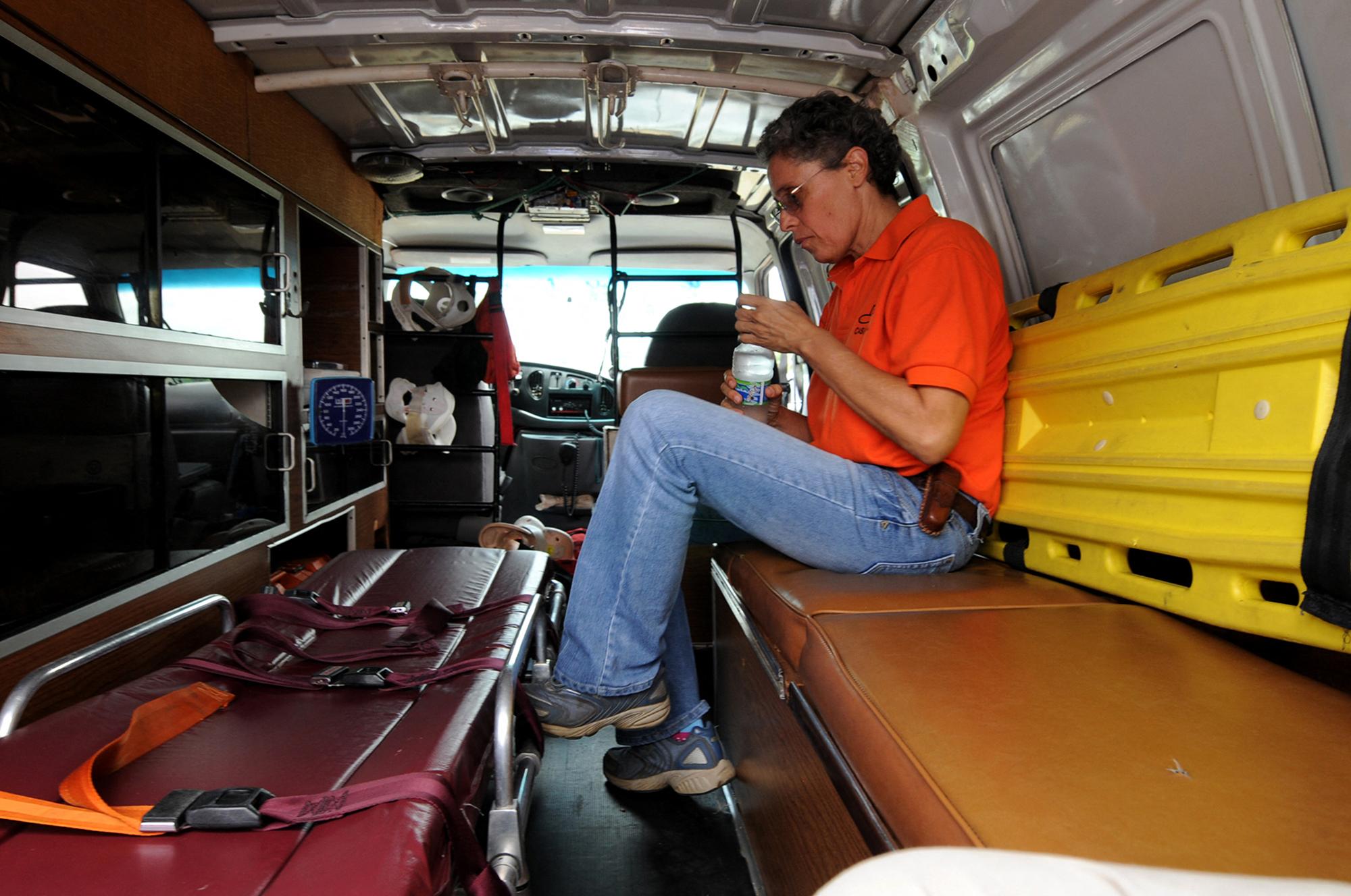 La excomandante guerrillera Dora María Tellez, fundadora del Movimiento Renovador Sandinista (MRS), sentada en una ambulancia esperando ir al hospital el 16 de junio de 2008, luego de 13 días de huelga de hambre cerca del Consejo Supremo Electoral en el centro de Managua. . Téllez terminó su huelga de hambre de 13 días por recomendación médica durante su protesta contra la decisión del Consejo Supremo Electoral (CSE) de prohibir al MRS como partido político, prohibiéndoles el acceso a los electrones municipales de noviembre. Foto de El Faro: Miguel Álvarez/ AFP.