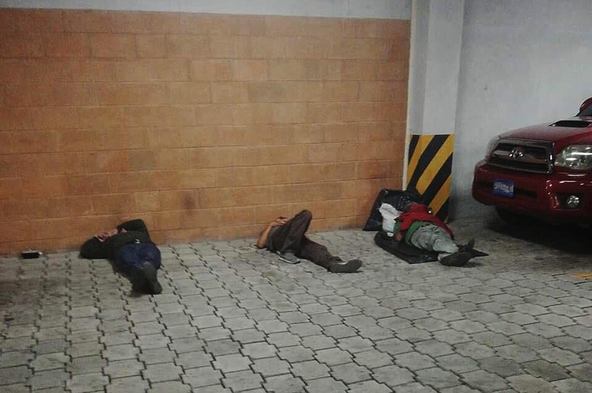 Así pasaron la noche del domingo 23 de marzo los detenidos en la delegación Centro, ubicada en la colonia Monserrat. Esa foto la hizo uno de los retenidos que ahora está recluido en el Palacio de los Deportes.