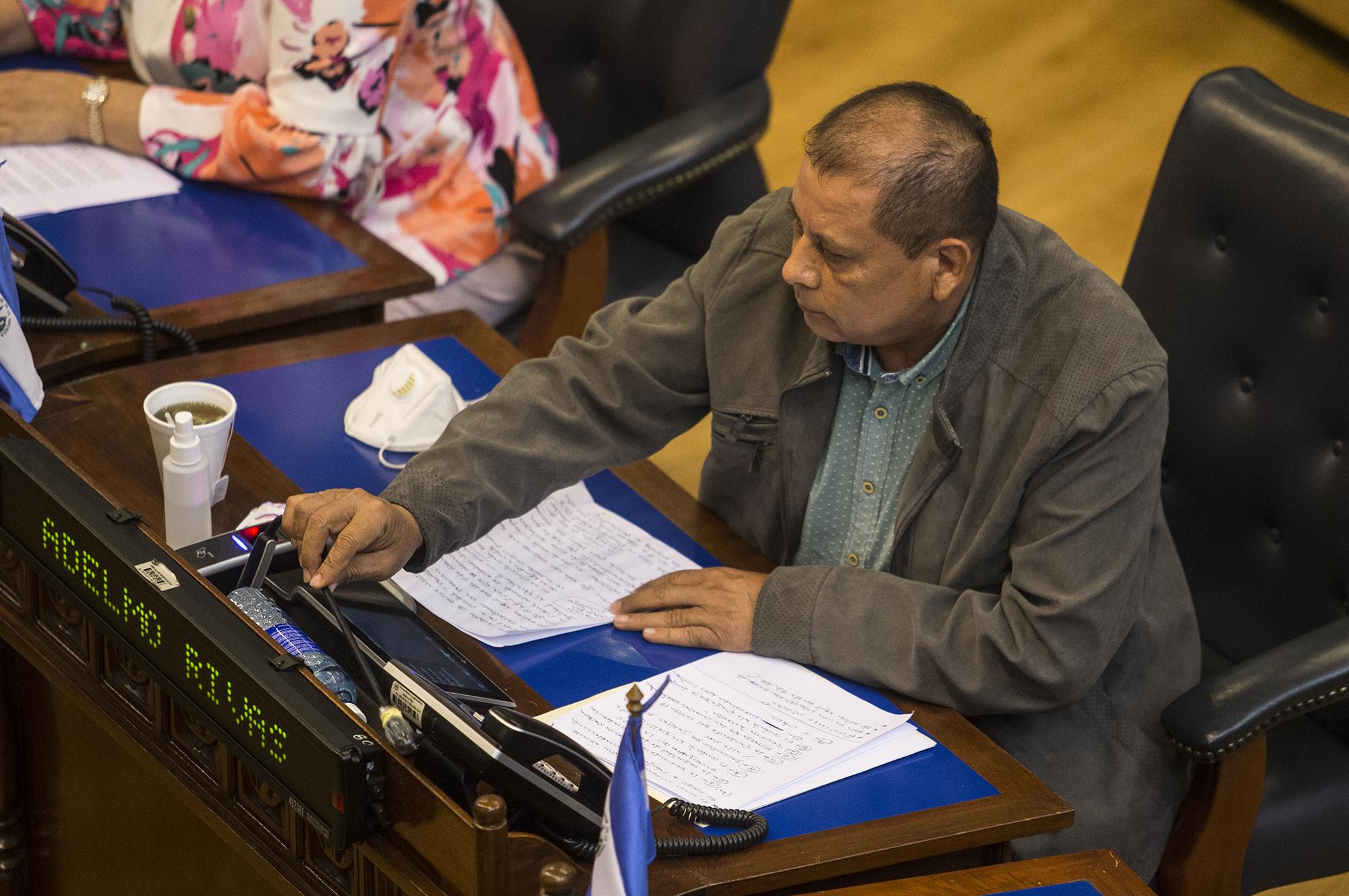 Adelmo Rivas, diputado del partido Gana, durante la sesión plenaria extraordinaria para interpelar al ministro de Defensa, Francis Merino Monroy, por la toma de la Asamblea Legislativa por parte de la Fuerza Armada, el 9 de febrero de 2020. Foto de El Faro: Víctor Peña. 