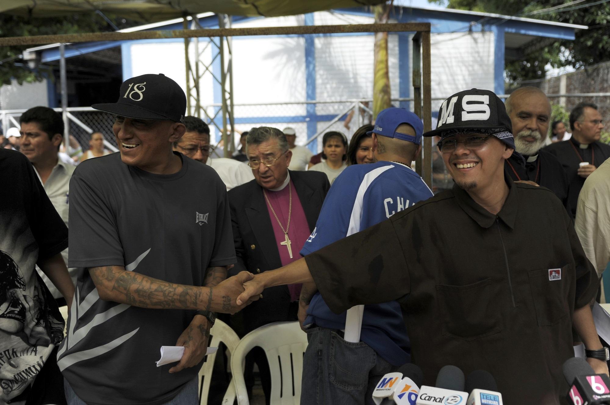 Carlos Mojica Lechuga (a) Viejo Lyn y Edson Zachary Eufemia, representantes de la 18 y de la MS-13 respectivamente, se dan la mano en septiembre de 2012, durante uno de los intercambios que hubo durante la Tregua. Foto José Cabezas (AFP).