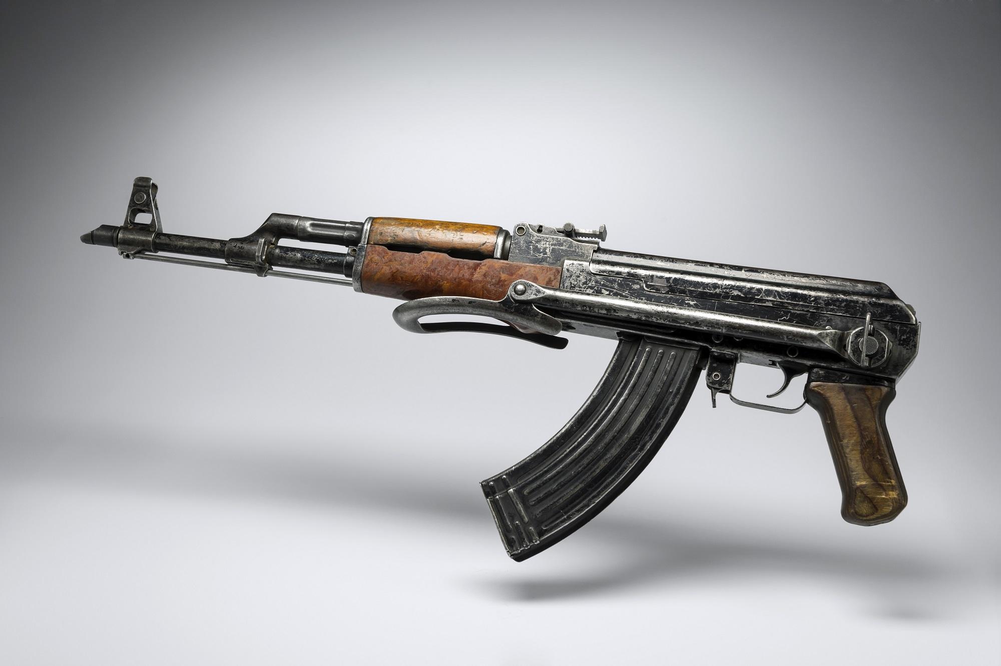 Fusil de asalto Avtomat Kaláshnikova modelo 1947, el más producido y letal del mundo, y que se conoce (tanto el original como los modelos derivados) como AK-47. Foto Lionel Bonaventure (AFP).