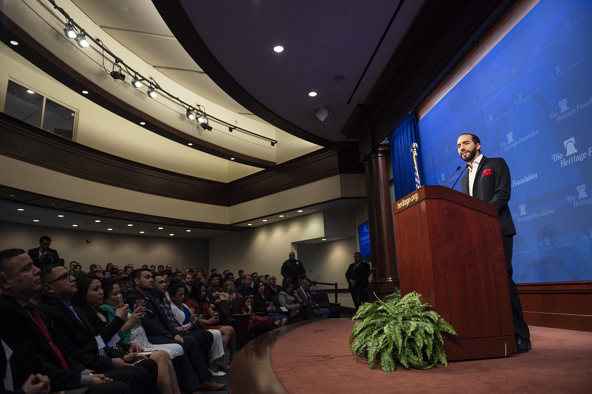 El presidente electo de El Salvador, Nayib Bukele, habla en la Fundación Heritage en Washington, DC, el 13 de marzo de 2019. - Nayib Bukele asumirá oficialmente su cargo el 1 de junio de 2019. (Foto de Eric BARADAT / AFP)