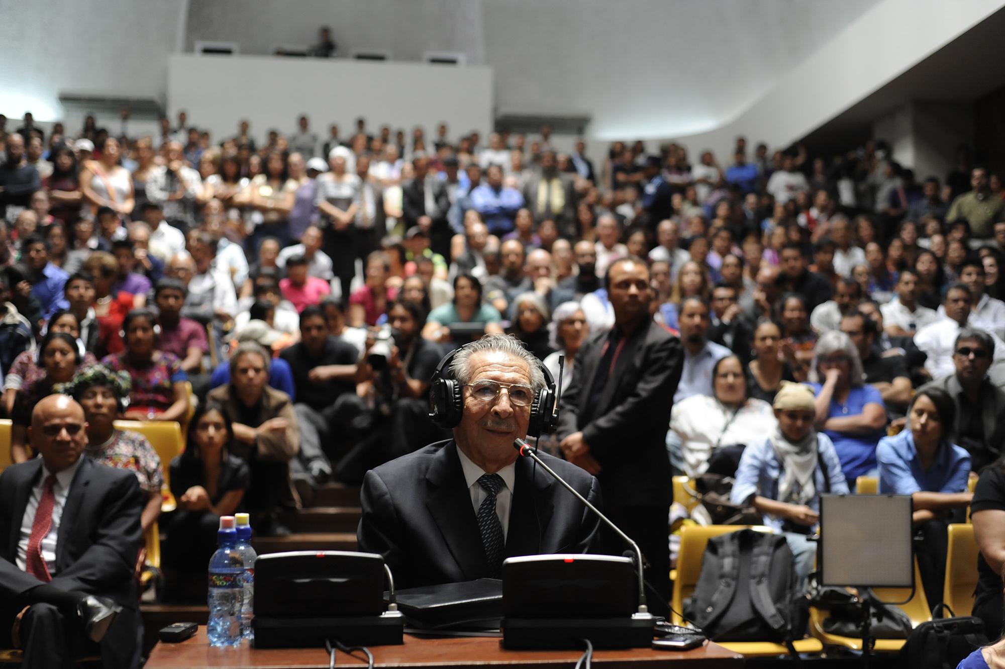 El ex dictador guatemalteco (1982-1983), general José Efraín Ríos Montt, habla el 9 de mayo de 2013 durante su juicio por cargos de genocidio cometidos en los ochenta. Ríos Montt fue declarado culpable, pero la Corte Suprema ordenó repetir el juicio alegando errores de procedimiento. Ríos Montt murió antes del segundo juicio. Foto de AFP.