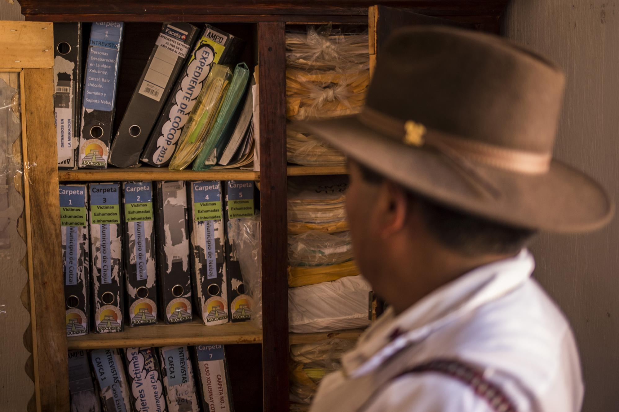 Nicolás Corio, de Asocdeneb, muestra los expedientes de los casos sobre el genocidio a los que se les ha dado seguimiento en los municipio de Nebaj, Chajul y Cotzal. Foto de El Faro: Víctor Peña.