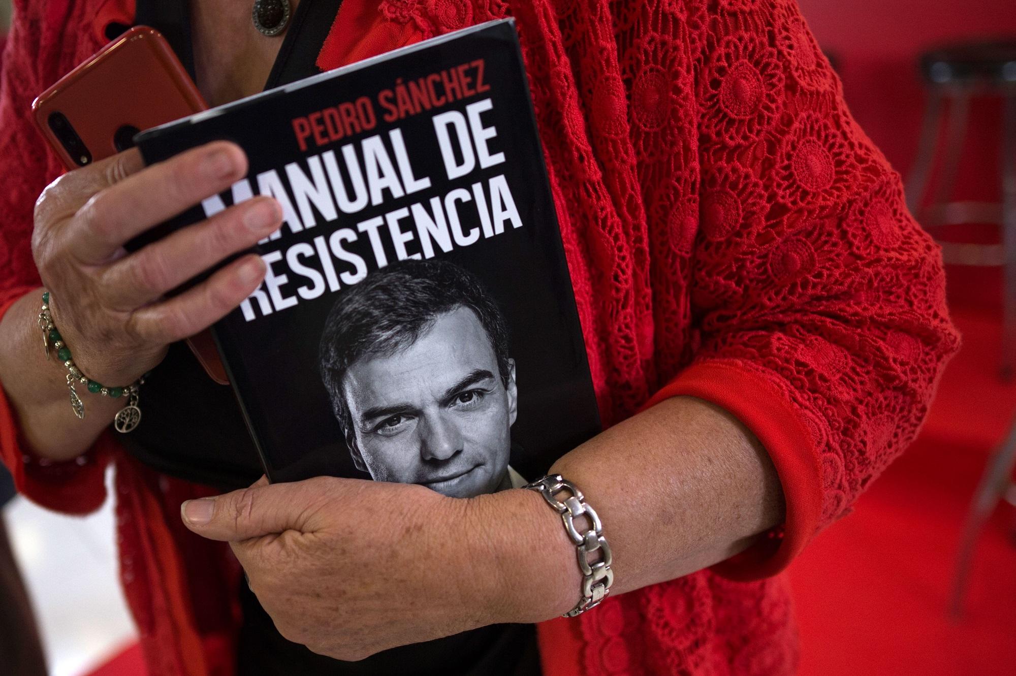 Una mujer sostiene 