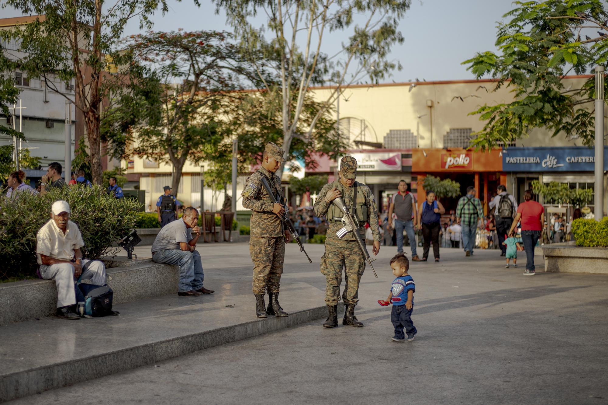 Dos soldados en la plaza Gerardo Barrios de San Salvador, minutos antes del evento del lunes 29 de julio, en el que el presidente Nayib Bukele pasó revista a 1160 nuevos miembros de la Fuerza Armada. Estos trabajarán en el Plan Control Territorial. Foto Fred Ramos.