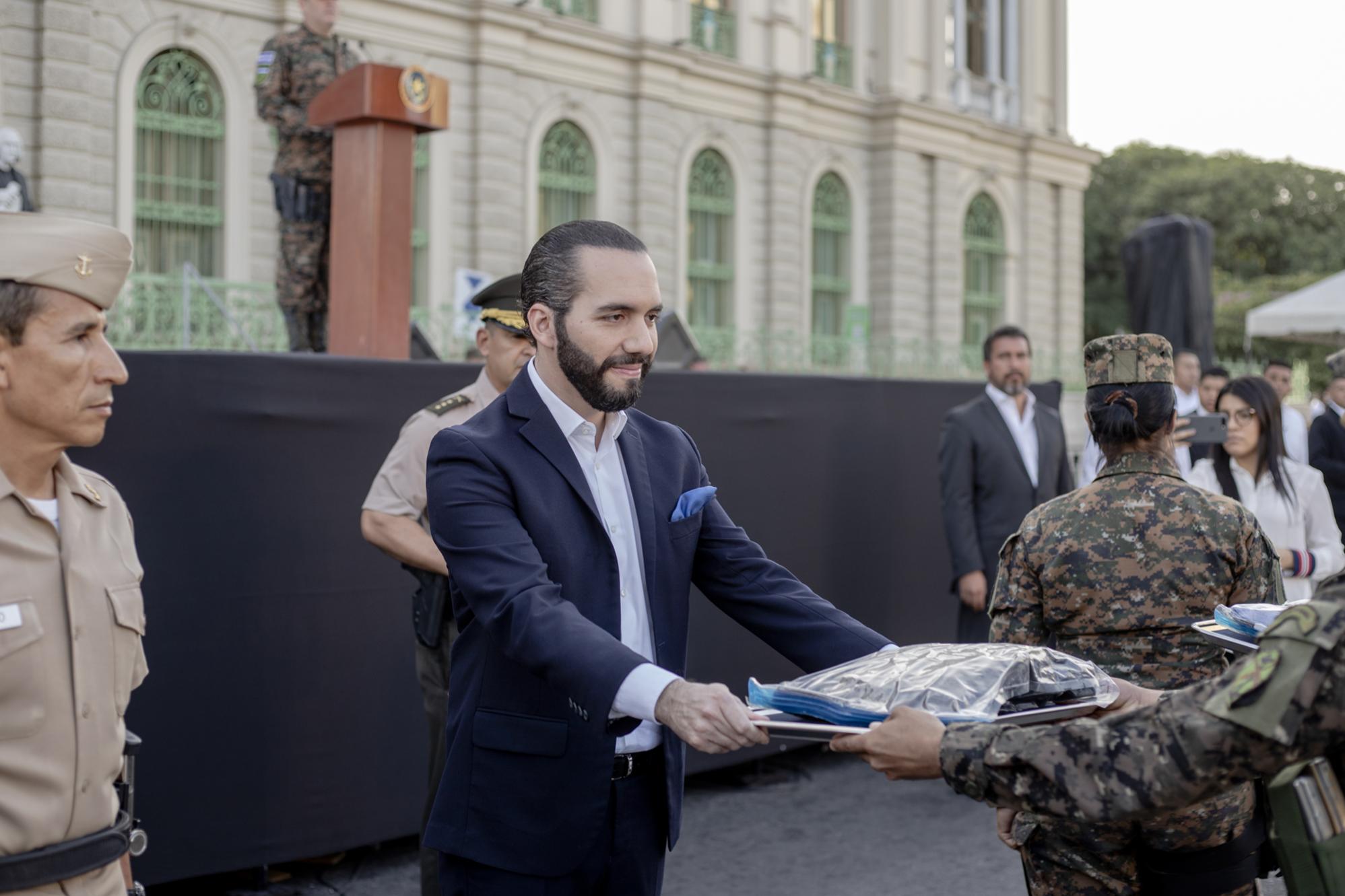 Nayib Bukele hace una entrega simbólica de los nuevos uniformes para los 1160 nuevos soldados. Foto Fred Ramos.