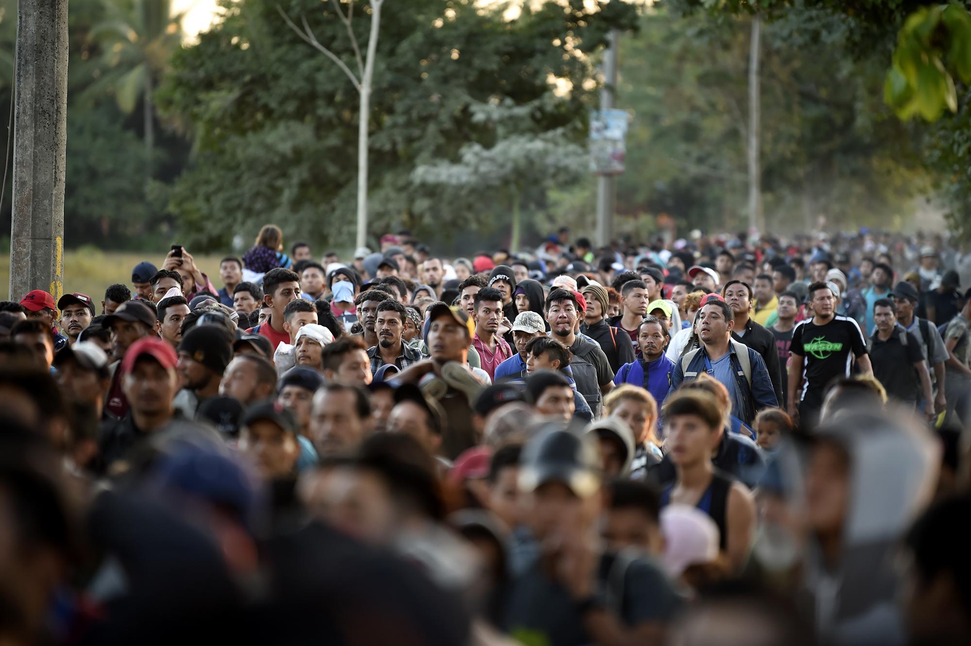 Un buen grupo de africanos y haitianos que esperaban su oportunidad en el lado guatemalteco se sumaron a la caravana y entraron a México entre los centroamericanos.   Foto de AFP: Alfredo Estrella.