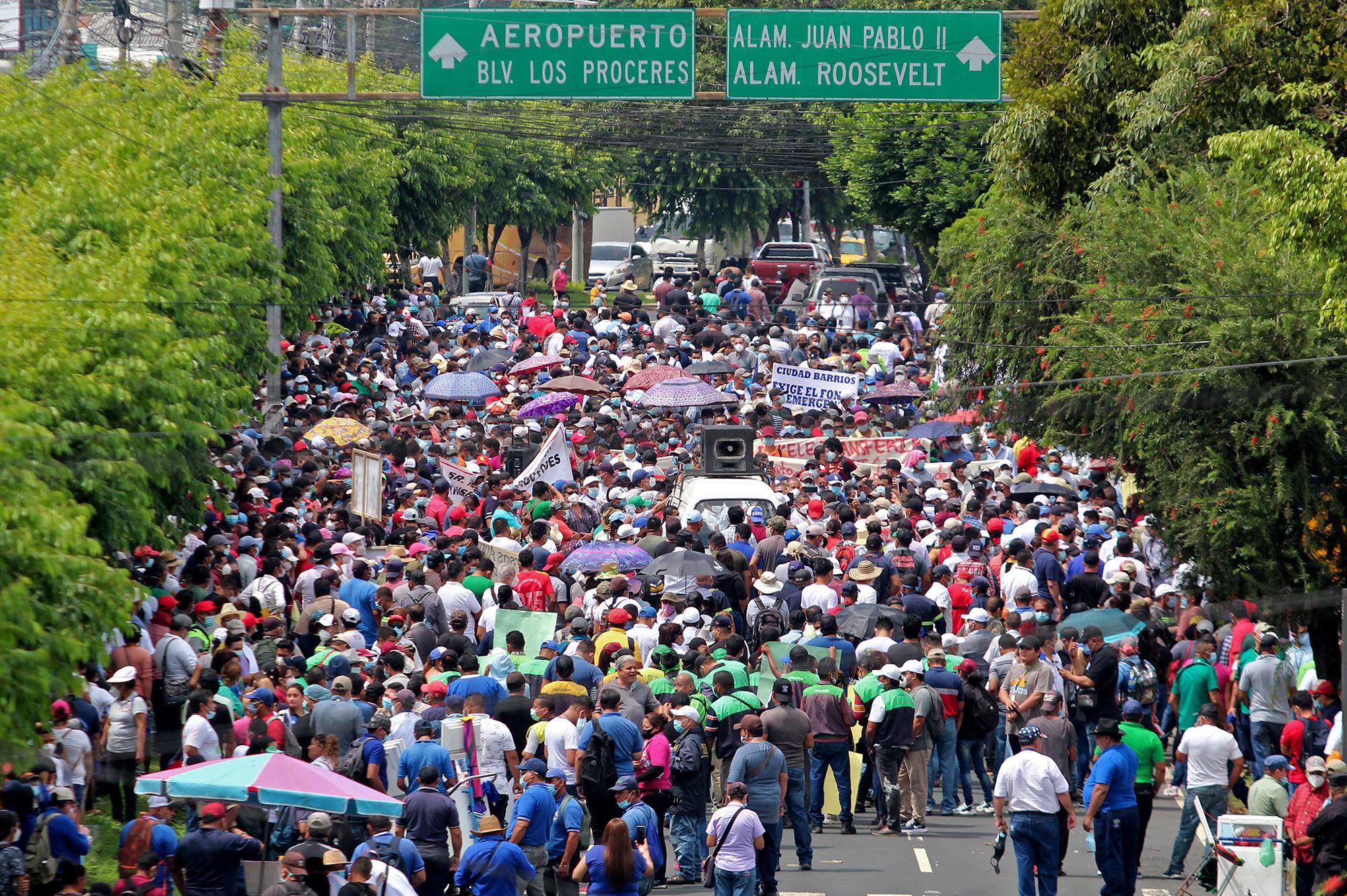 El 24 de octubre de 2020, empleados de municipalidades protestaron por la falta de pago del FODES (Fondo para el desarrollo económico y social de los municipios). La dirección de auditoría uno de la Corte de Cuentas está haciendo dos exámenes especiales al Ministerio de Hacienda para determinar los motivos por los cuales no ha transferidos estos recursos a las municipalidades. Foto de Marvin Recinos, AFP. 