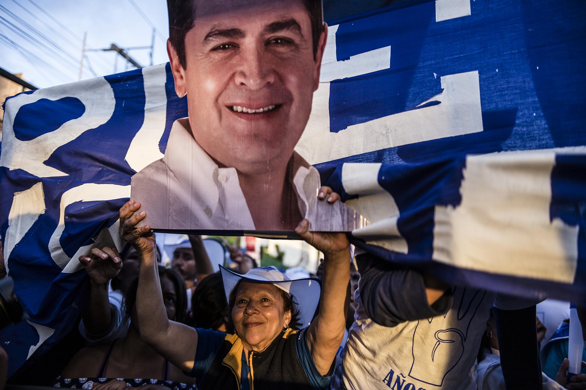 Cientos de personas demostraron su apoyo al presidente Juan Orlando Hernández frente a casa presidencial la tarde de este martes. Tanto Salvador Nasralla como Juan Orlando Hernández aseguran que son los ganadores de las elecciones presidenciales. Foto: Fred Ramos 