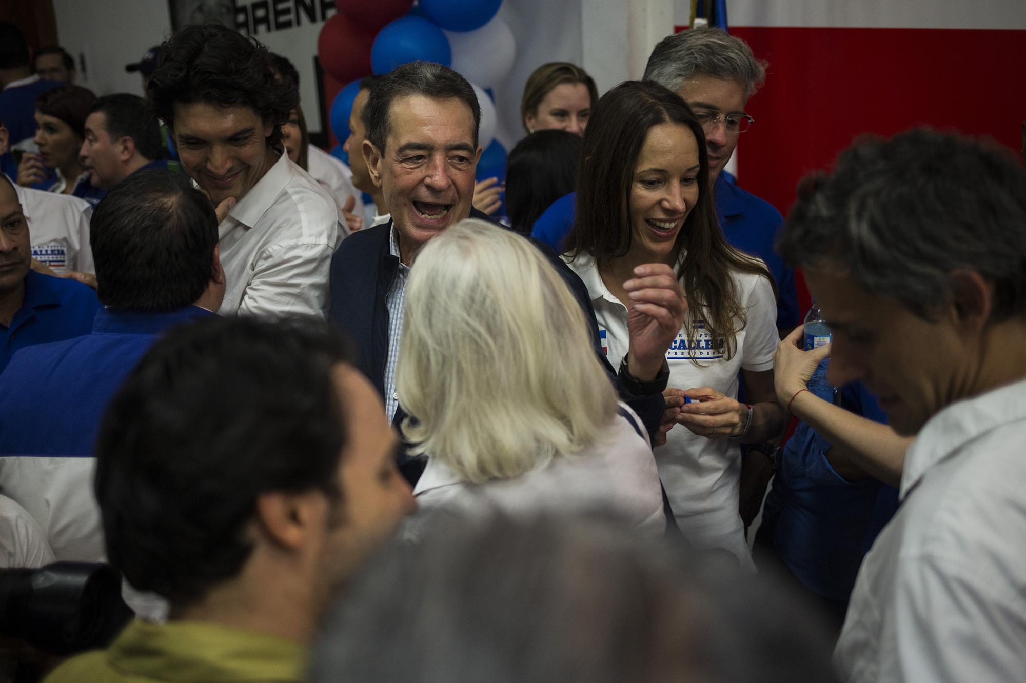 La familia de Carlos Calleja estuvo presente en su  proclamación como candidato presidencial, en la sede del Coena, en San Salvador. Es hijo de Francisco Calleja, uno de los directivos principales de la cadena de supermercados Súper Selectos, y uno de los apellidos de la élite criolla salvadoreña. 