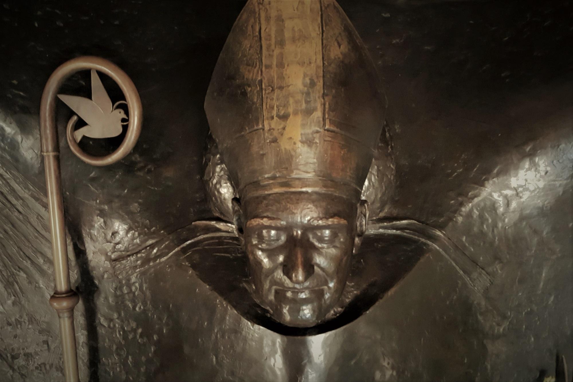 Escultura conmemorativa de monseñor Romero ubicada en el sótano de Catedral metropolitana, en San Salvador, donde está enterrado el obispo asesinado en marzo de 1980. Foto Roberto Valencia.