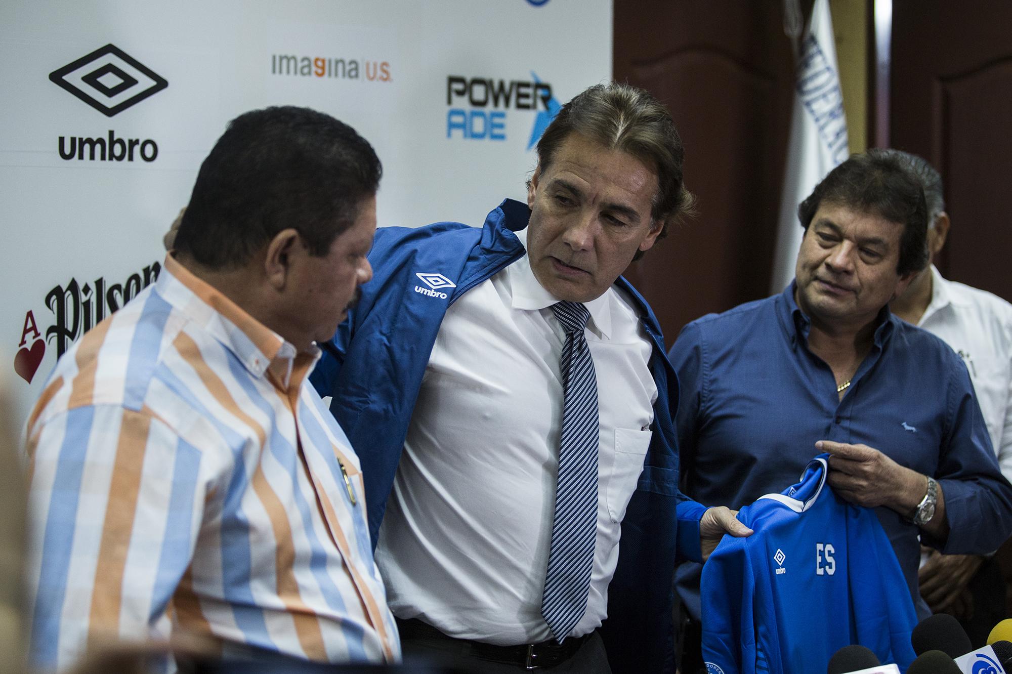 De izquierda a derecha, Ricardo Rajo, presidente de la Fesfut; Carlos de los Cobos, seleccionador nacional; y Hugo Carrillo, vicepresidente de la Fesfut. Foto Víctor Peña (El Faro).