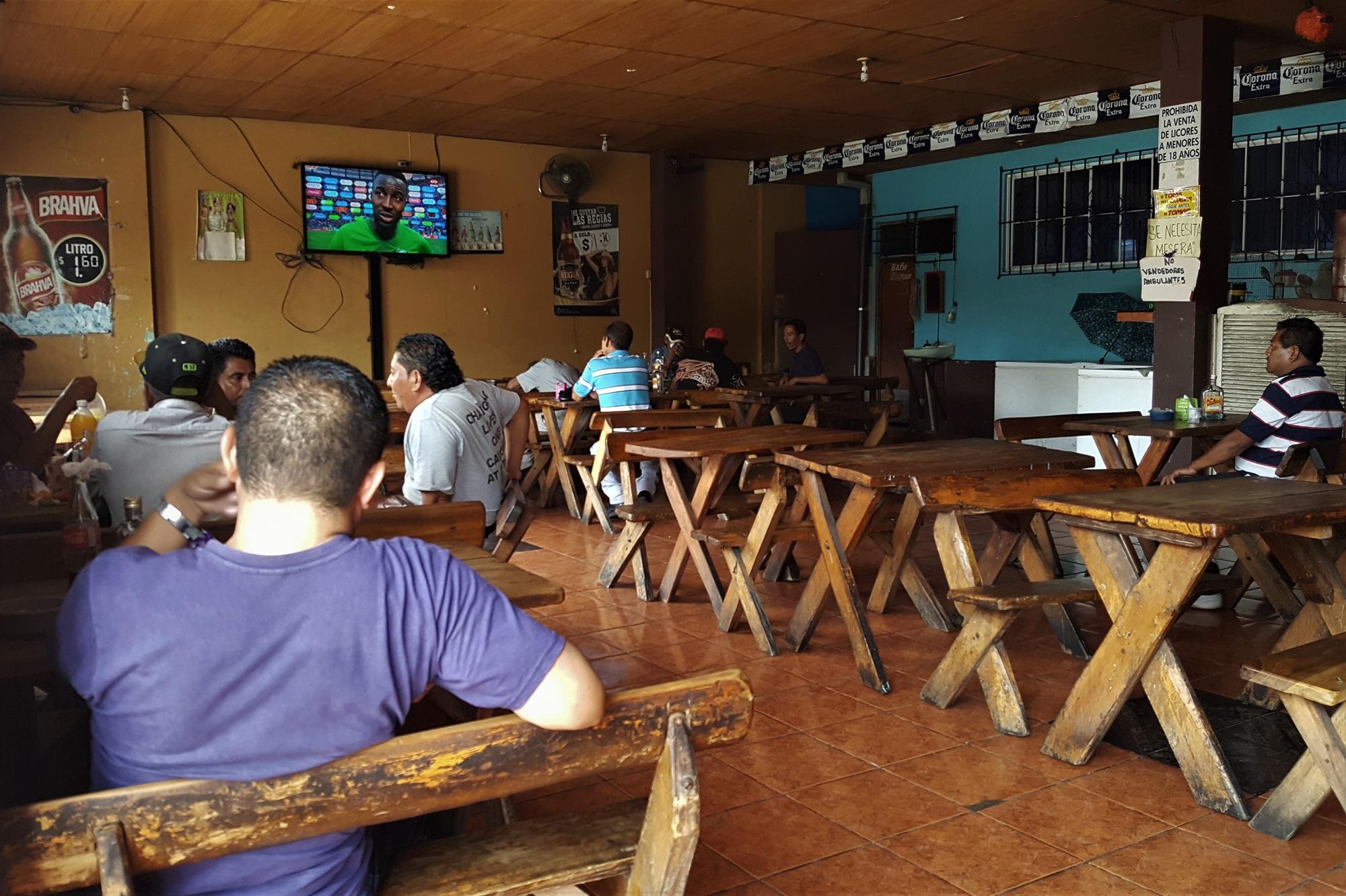 De diez a quince personas se juntaron en el bar La Perla durante el partido inaugural de Rusia 2018. Pese a que empezó a las 9 de la mañana, el aguardiente fue la bebida que más se ingirió. Foto Roberto Valencia (El Faro).
