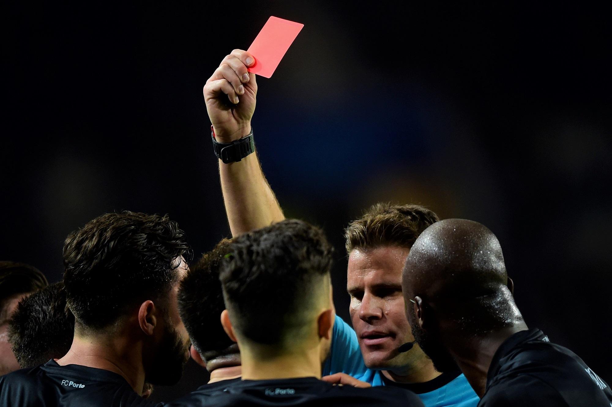 Tarjeta roja mostrada por el árbitro alemán Felix Brych durante el partido de la Champions League que en febrero de 2017 enfrentó al Oporto contra la Juventus. Foto Miguel Riopa (AFP).