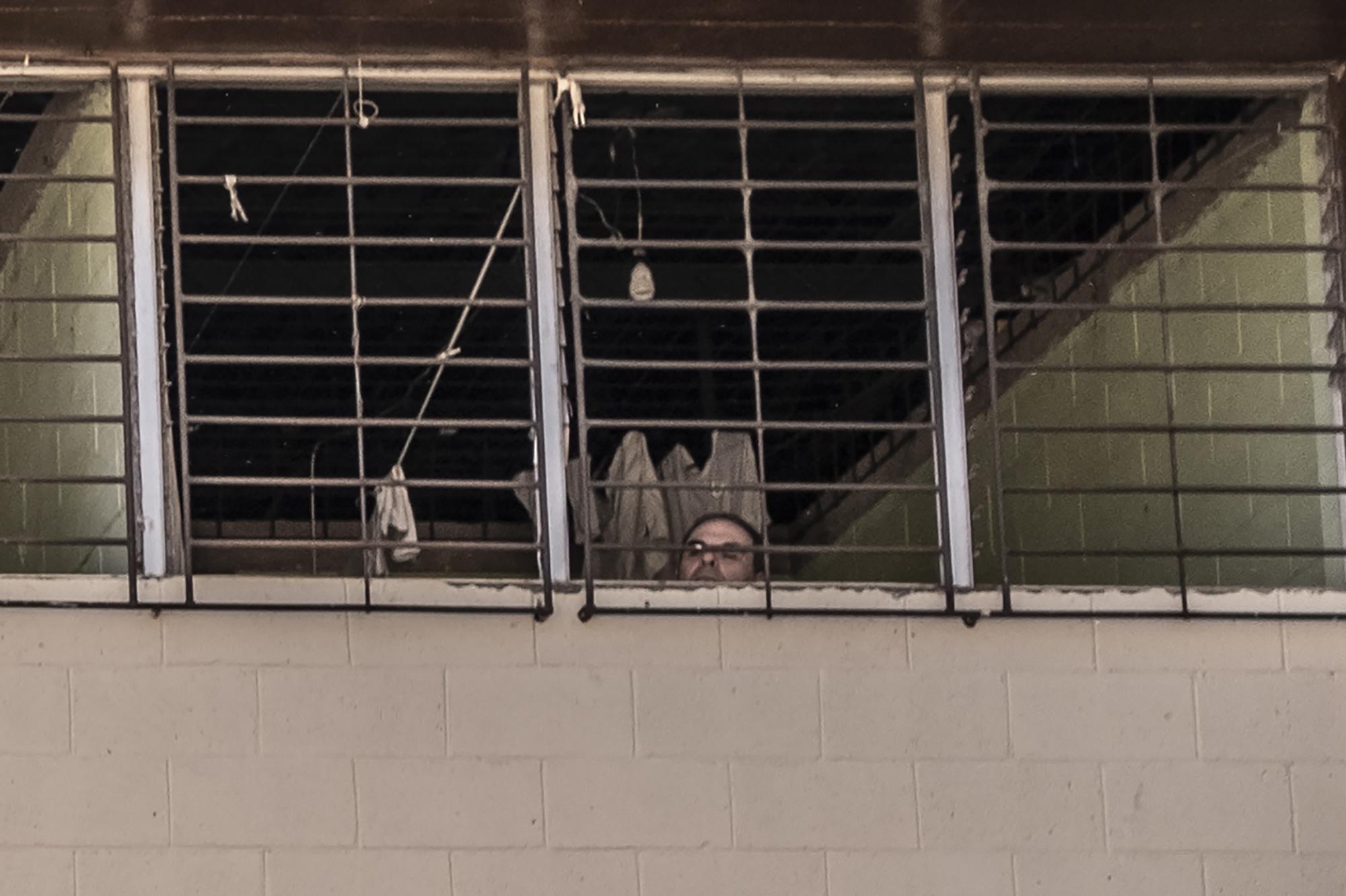 El expresidente, Elías Antonio Saca, guarda prisión desde el 17 de enero de 2017 en la celda 5 ubicada en el sector 9 de Mariona. La imagen fue captada desde el patio exterior de ese sector justo cuando Saca se asomaba desde su celda. Foto de El Faro: Carlos Barrera.