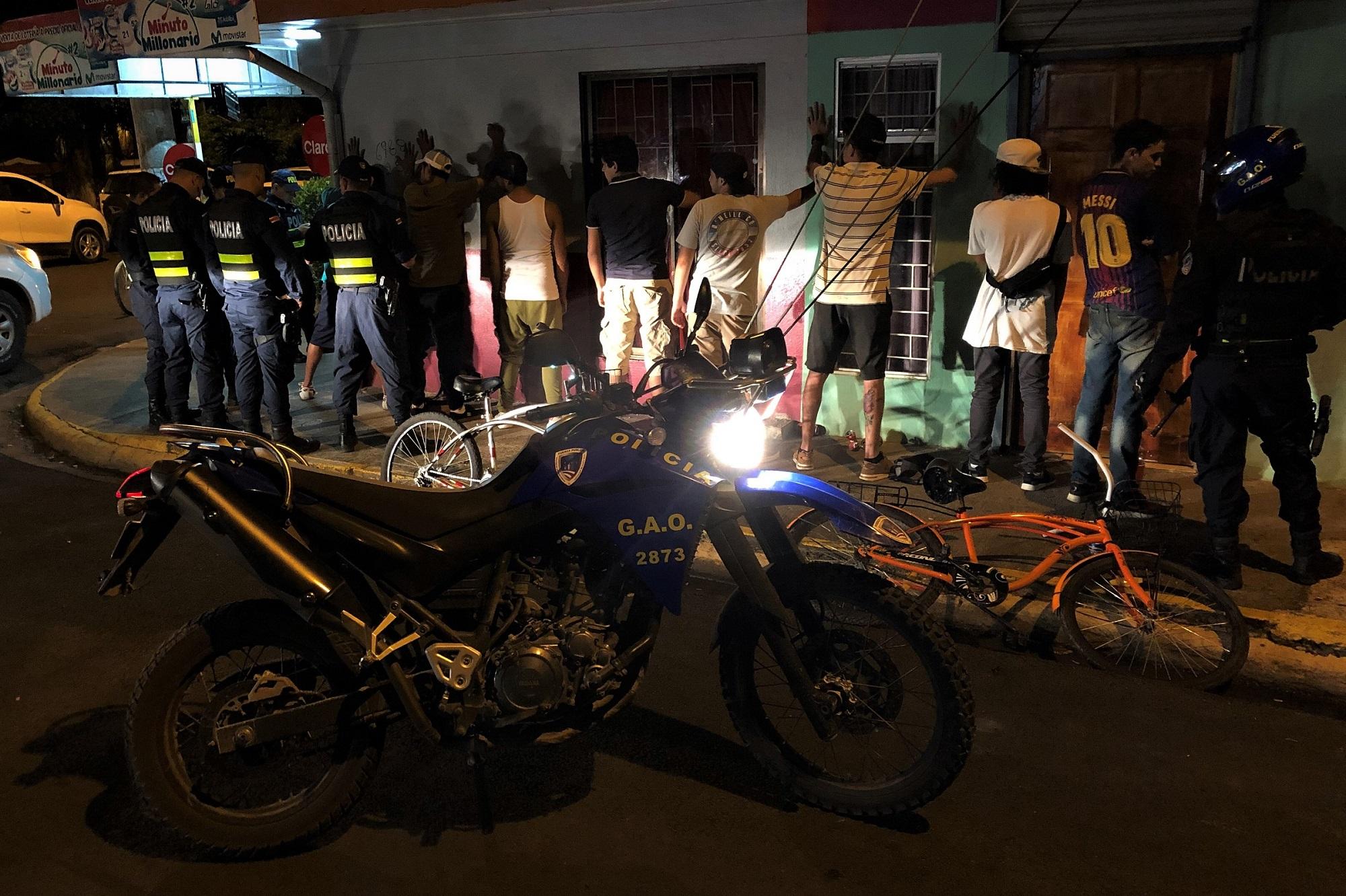 Agentes del Grupo de Apoyo Operativo (GAO) de la Fuerza Pública de Costa Rica identfiican, cachean y revisan a unos jóvenes en la ciudad de Esparza, provincia de Puntarenas, en un operativo desarrollado el 24 de mayo de 2019. Foto Roberto Valencia.