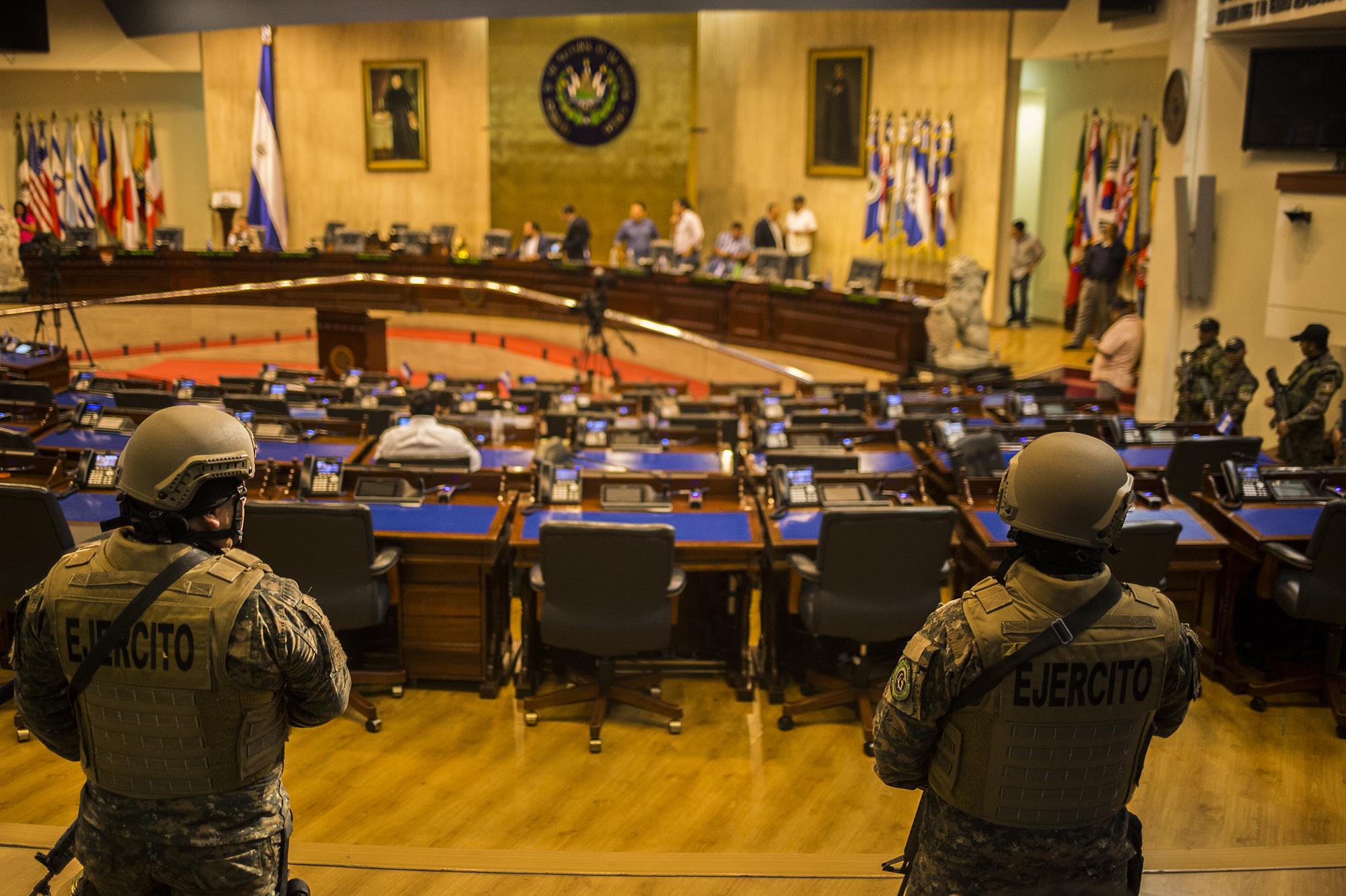 La Fuerza Armada ingresó al Salón Azul de la Asamblea Legislativa, el 9 de febrero de 2020. La orden fue dada por el presidente Nayib Bukele, quien, a través del Consejo de Ministros, había convocado a una sesión plenaria extraordinaria, para que los diputrados aprobaran un préstamo de 109 millones de dólares que solicita para la tercera fase del Plan Control Territorial. La convocatoria no tuvo quórum. Foto de El Faro: Víctor Peña.