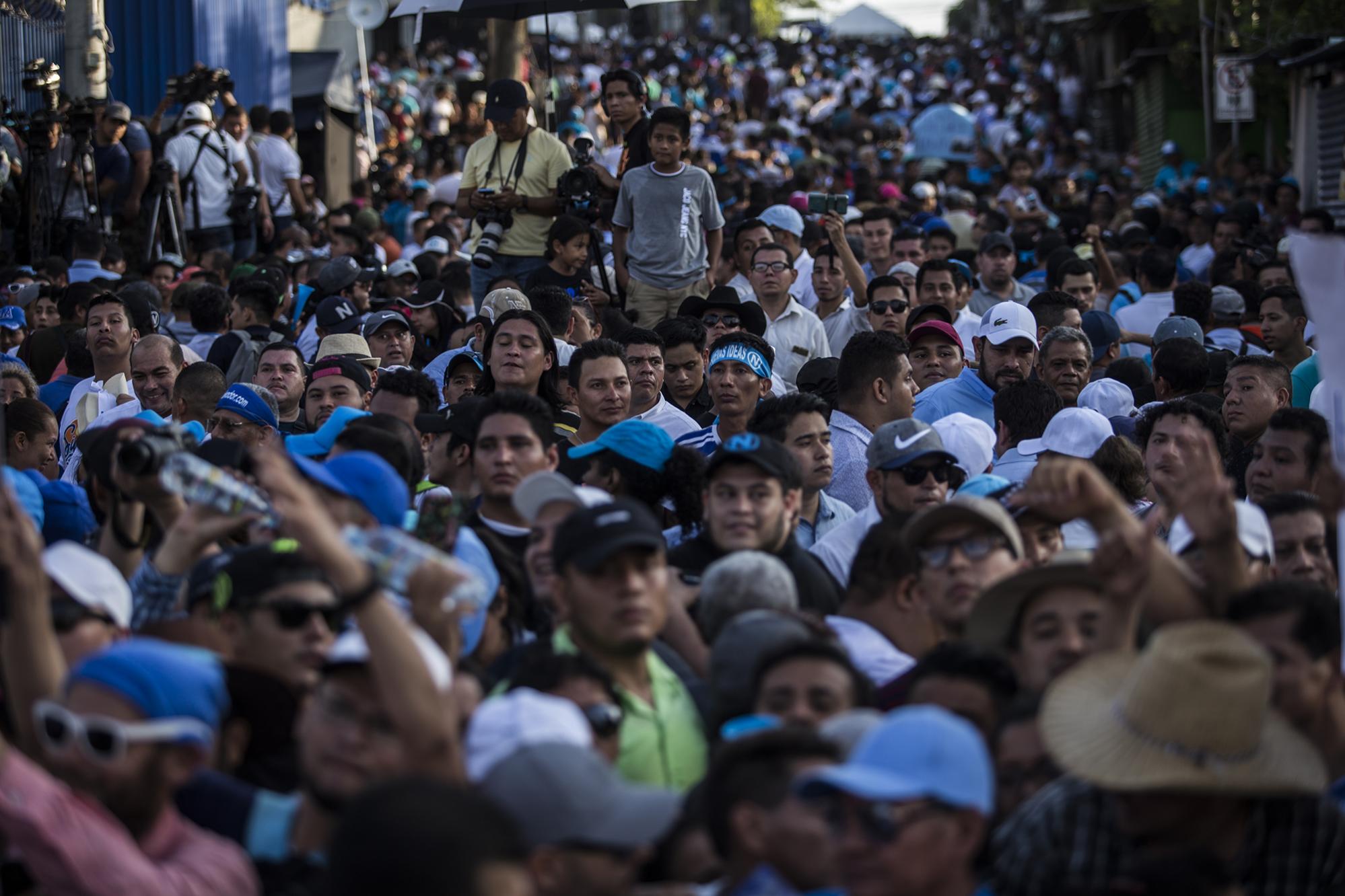 Unos 5 000 simpatizantes de Nayib Bukele esperaron por más de tres horas la llegada del presidente para escuchar su discurso el domingo 9 de febrero de 2020. Durante la alocución de Bukele, muchos de los presentes pidieron al presidente a gritos que diera la orden de entrar a la Asamblea Legislativa en masa. Foto de El Faro: Víctor Peña