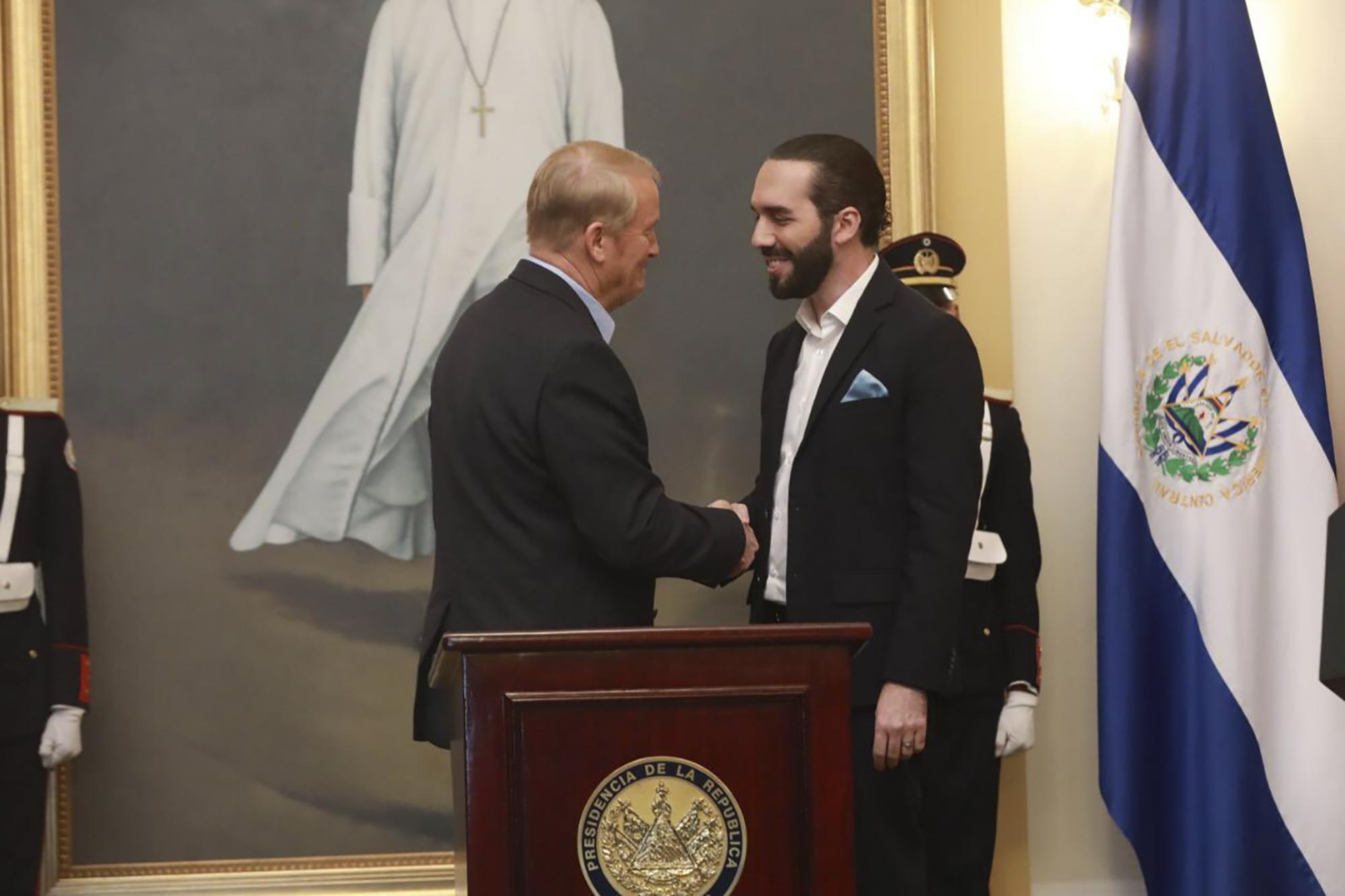 El embajador de los Estados Unidos, Ronald Johnson, y Nayib Bukele, durante la firma del acuerdo para visas de trabajo entre Estados Unidos y El Salvador el 6 de febrero del 2020. Foto tomada de las redes sociales de la Embajada.