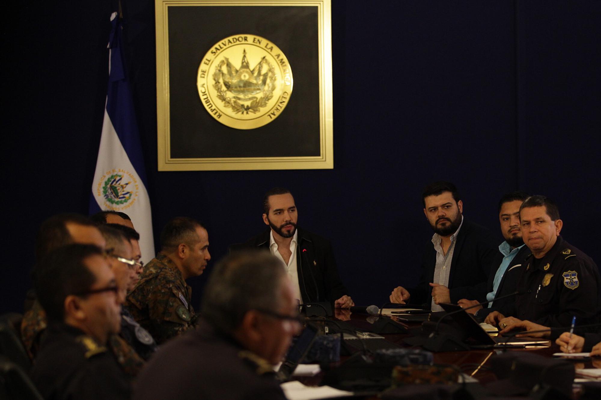 Rogelio Rivas, ministro de Justicia y Seguridad, junto a Nayib Bukele durante conferencia de prensa del Gabinete de Seguridad, el 15 de julio de 2019. Foto de El Faro: Víctor Peña.