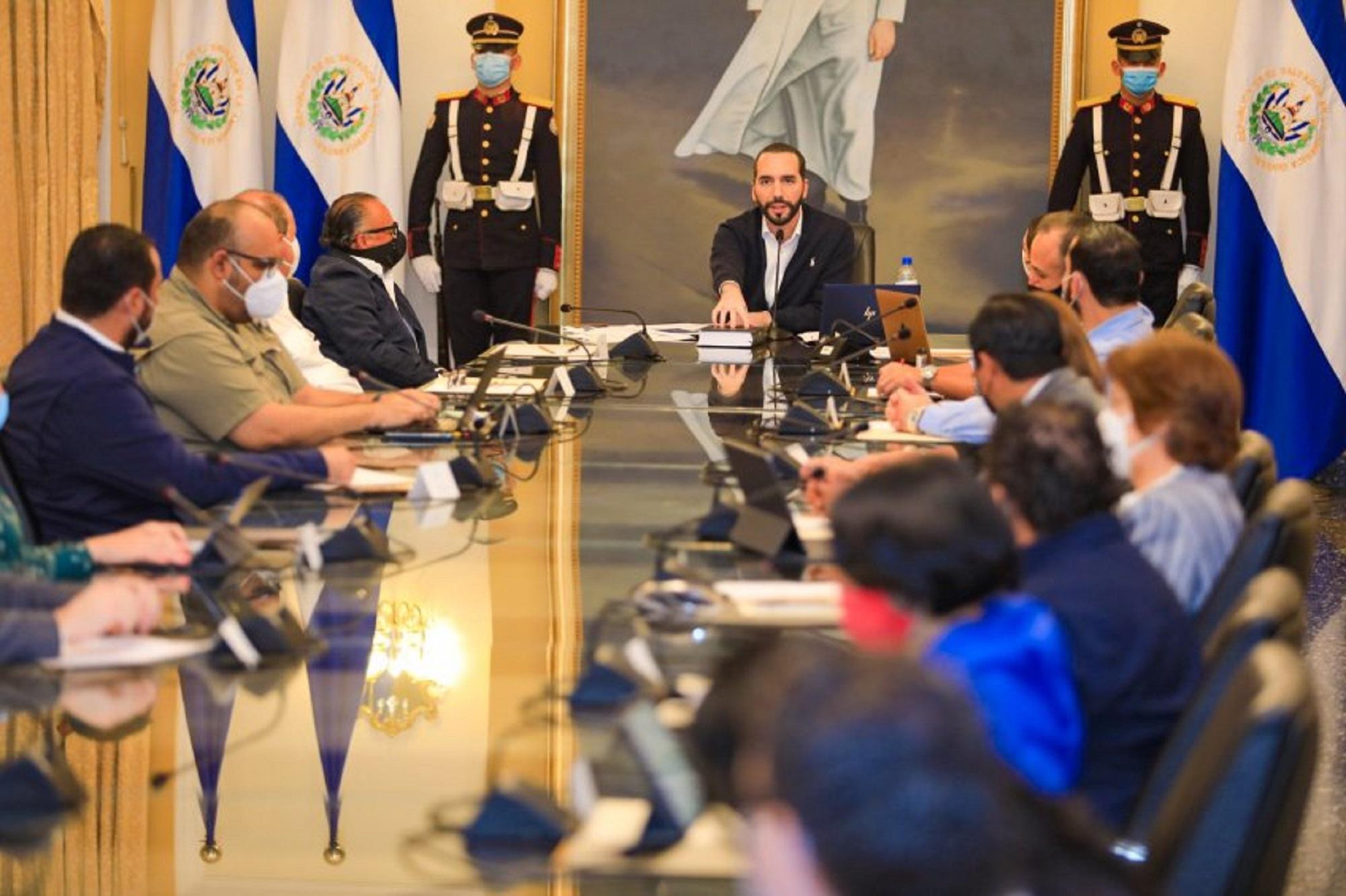 El presidente Bukele y el Gabinete en la cadena nacional del 9 de agosto. Foto tomada de Casa Presidencial. 