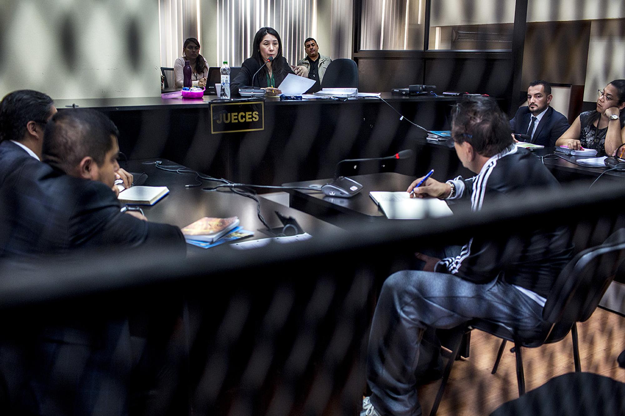 Erika Aifán, durante la primera audiencia de un caso conocido como “Comisiones Paralelas 2020: Control político y judicial en manos de un preso”, el 18 de febrero. Ante ella se sienta Gustavo Alejos. Foto: Simone Dalmasso / Plaza Pública.