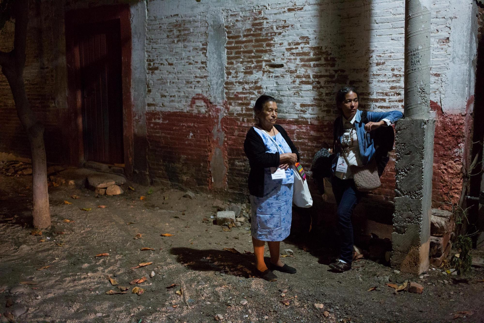 Dos centroamericanas durante una de las caravana de madres que cada año suelen recorrer el camino de los migrantes en México en busca de sus hijos. Foto de El Faro: Archivo. 