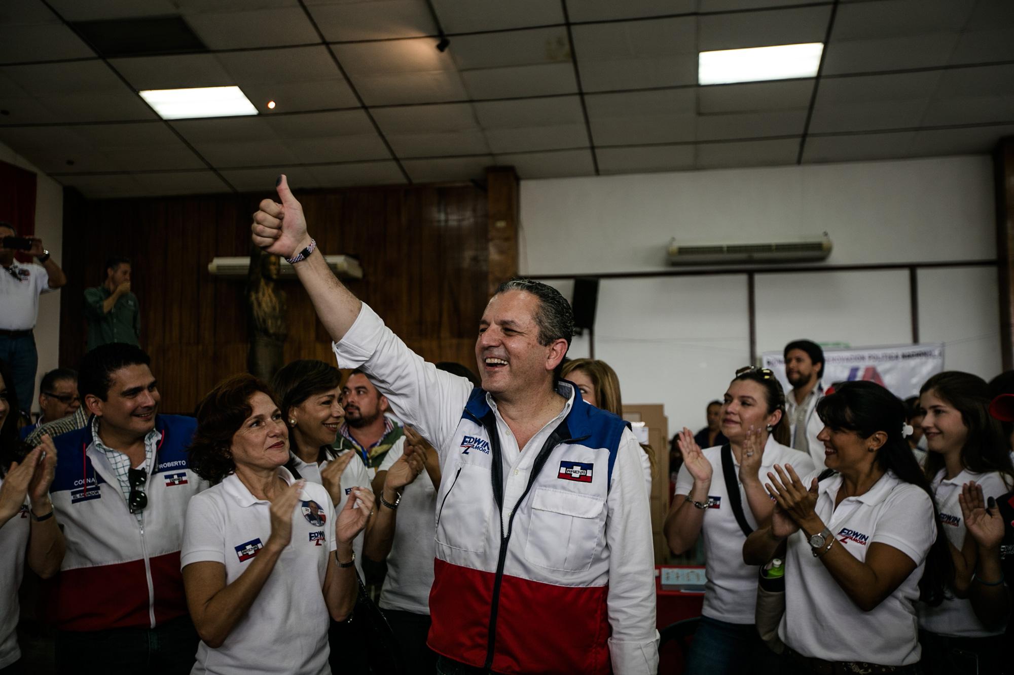 Edwin Zamora muestra su dedo cubierto de tinta, después de haber emitido su voto en la cede del COENA. Foto: Fred Ramos