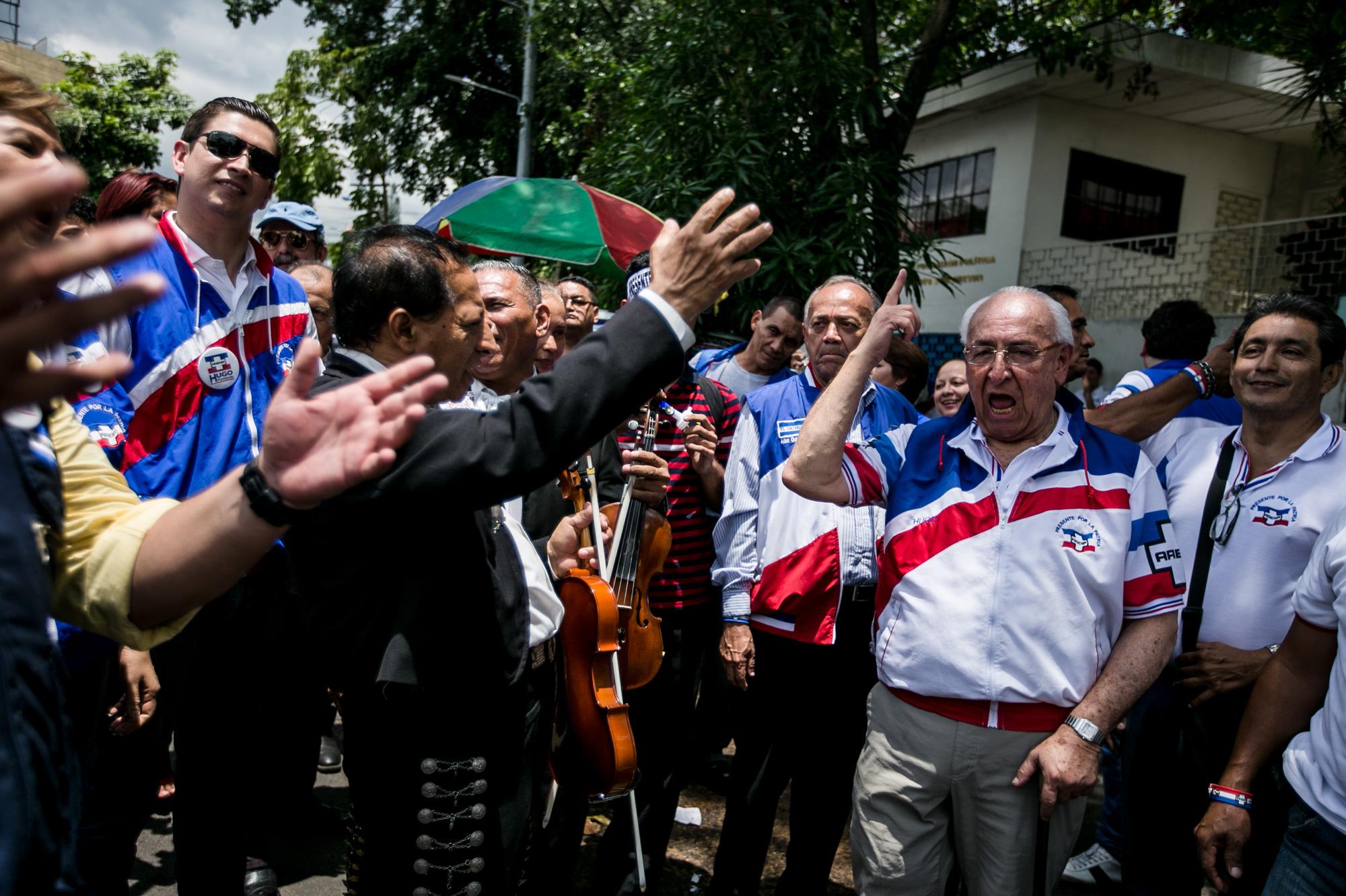 Hugo Barrera, candidato a la presidencia del partido ARENA , canta al ritmo del mariachi Imperial, el cual fue contratado exclusivamente para que lo agasajara. Foto: Fred Ramos