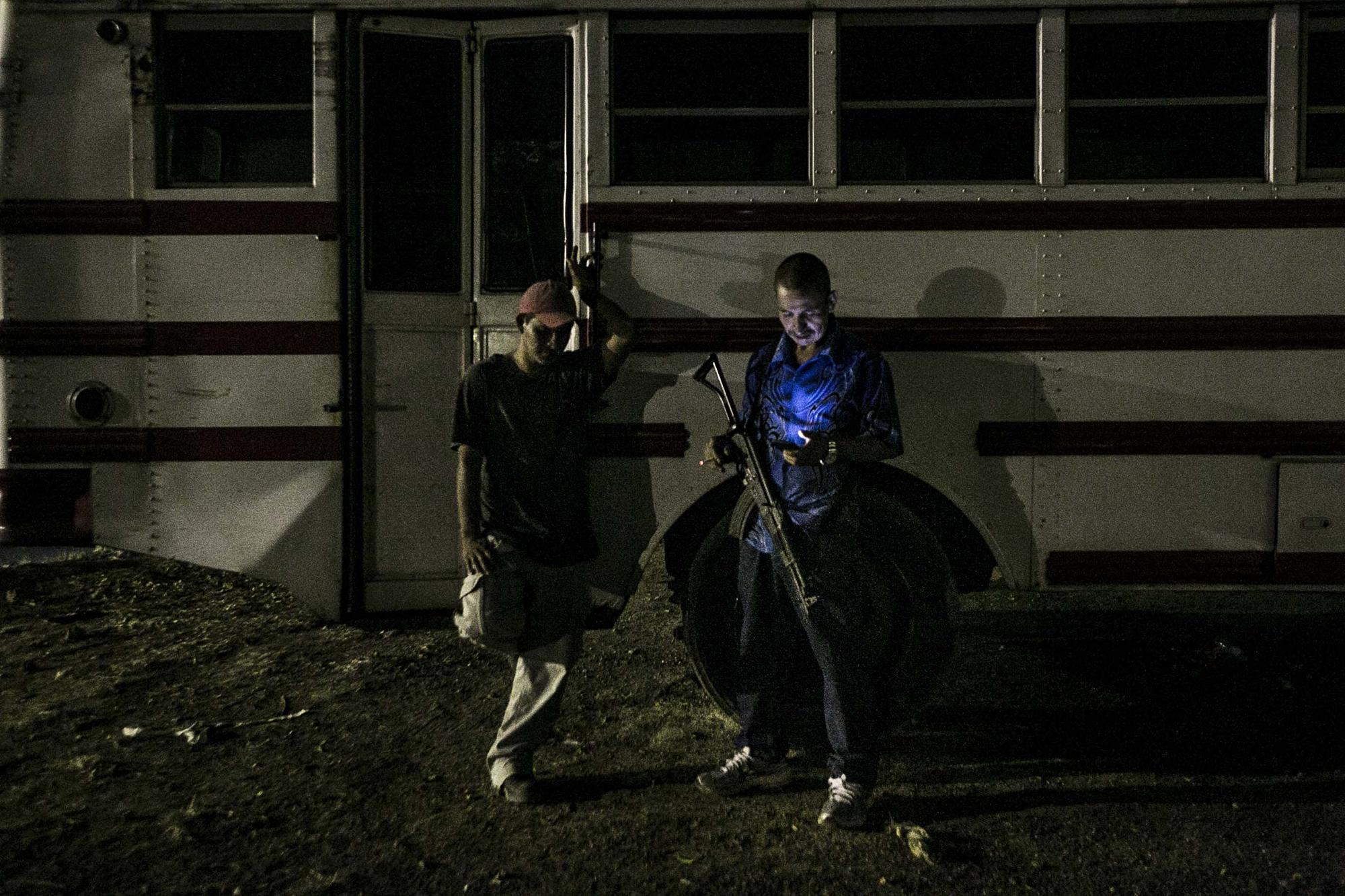 Vigilantes privados al servicio de Catalino Miranda resguardan en una terminal del municipio de Zaragoza, La Libertad, la entrega del dinero que hacen los motoristas de la ruta 42 a uno de los hombres de confianza del empresario.