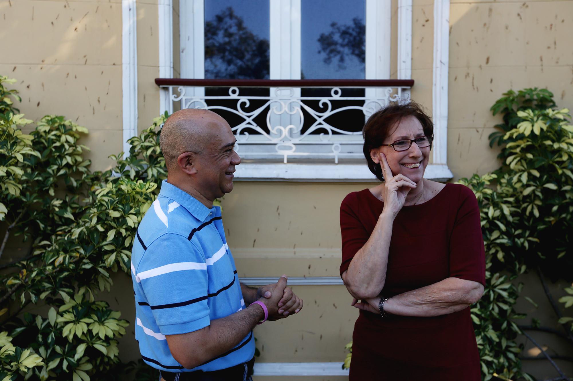 La lingüista Ana María Nafría y el lexicógrafo Francisco Domínguez conversan en uno de los jardines de La Casa de Las Academias. Foto: Fred Ramos