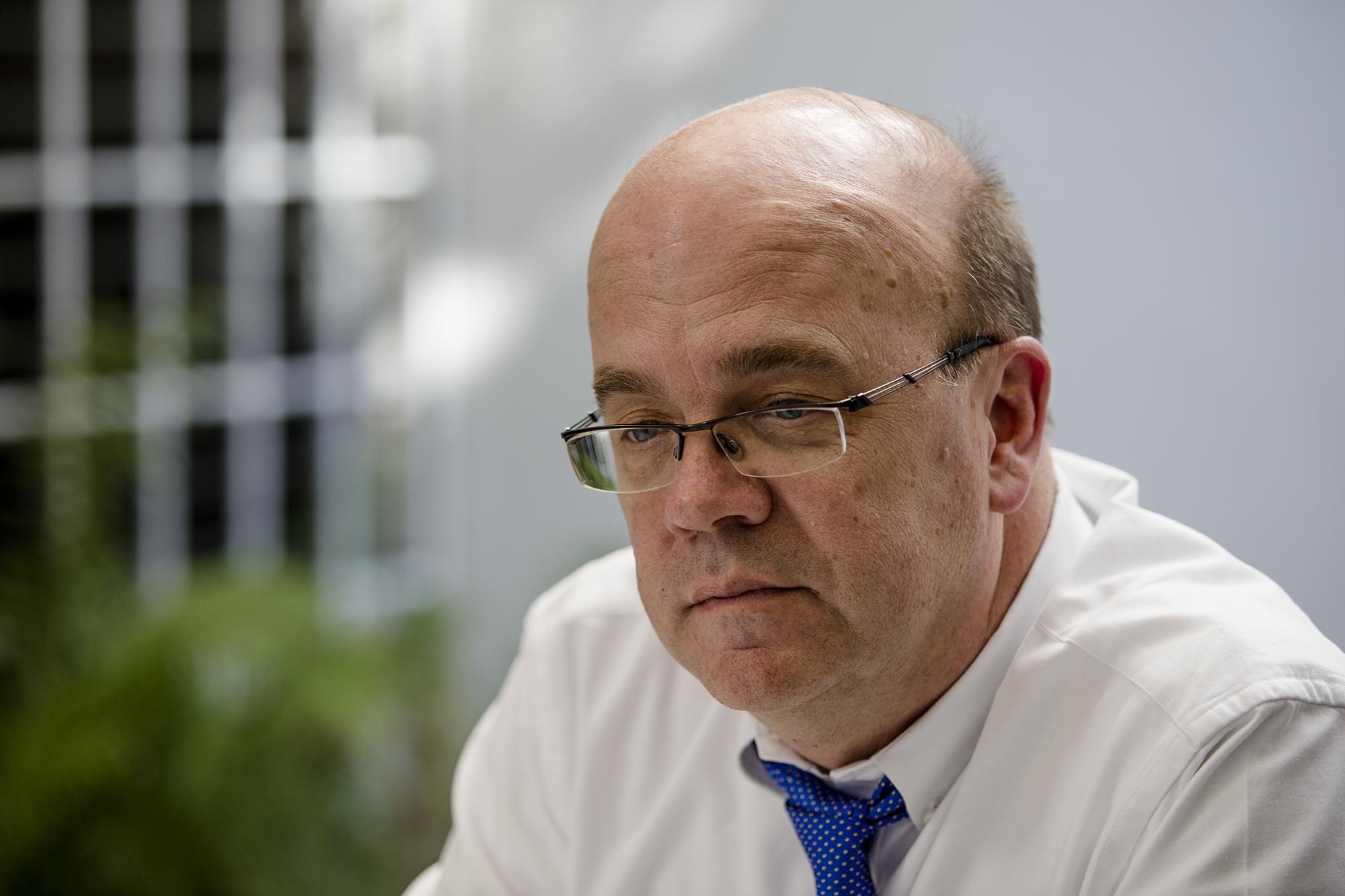 El congresista estadounidense James McGovern, durante una visita a El Salvador en 2017. Foto: Fred Ramos.