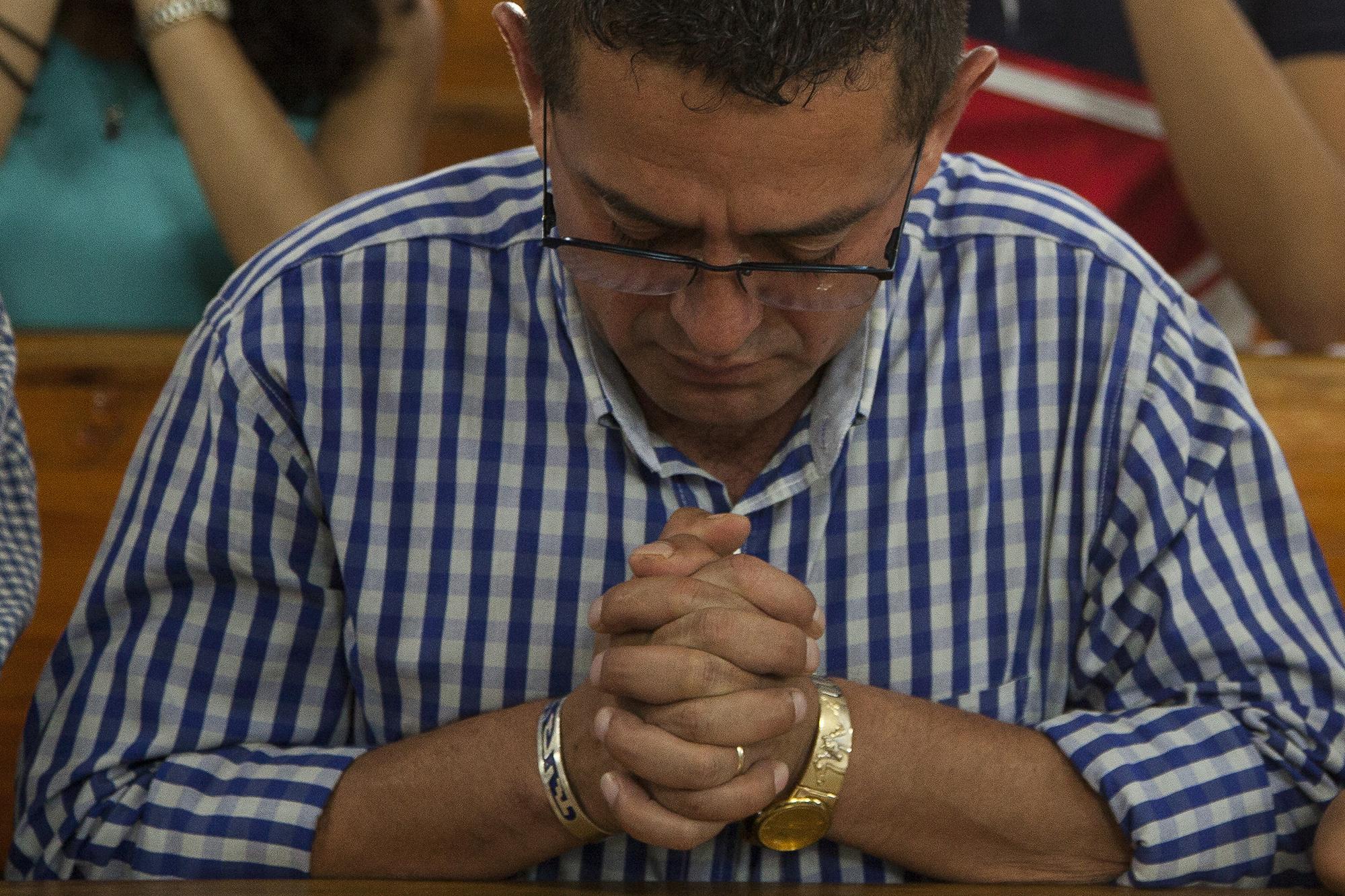 Reynaldo Cardoza reza durante la celebración de la misa dominical, en la iglesia del municipio de Tejutla. Cardoza está acusado de enriquecimiento ilícito por la Cámara Segundo de lo Penal. El diputado convocó en sus redes sociales para pedir un milagro a Dios por las acusaciones en su contra./ Foto: Víctor Peña