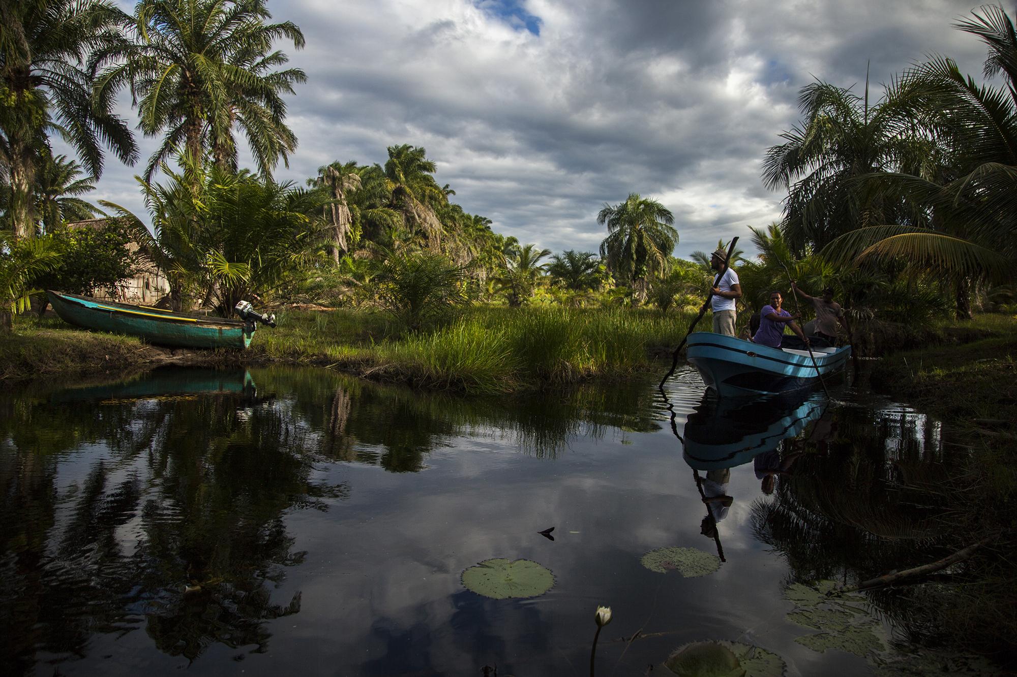 El ambientalista Osmán Orellana (26 años), Yanet Alvarado (34) y Guillermo Garay (36), a su llegada a la aldea Cola de Mico. Para llegar hay que atravesar un crique de 800 metros de longitud, que atraviesa el manglar y conecta la laguna de Los Micos con la reserva forestal Blanca Jeannete Kawas, en el municipio de Tela, Atlántida, Honduras./ Foto El Faro: Víctor Peña