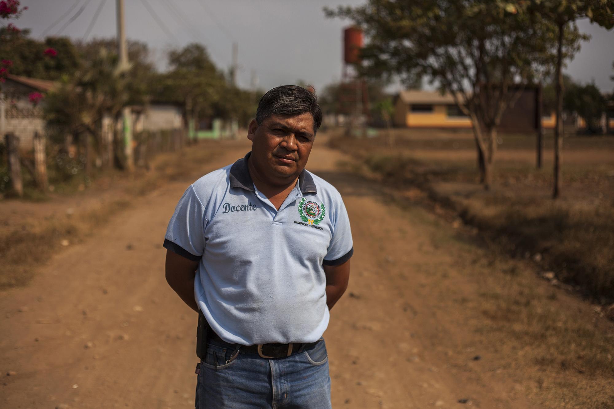 Rosalío López López (44) vive en el reasentamiento de Nueva Cajolá, en el municipio de Champerico, Retalhuleu. La contaminación de los ríos aledaños lo impulsó a organizar a esta comunidad, de la etnia mam, para exigirle los ingenios mesas de diálogo. En algún momento, como en enero de 2014, usaron medidas extremas para darse a respetar: amenazaron con quemarle los camiones a un ingenio si estos seguían pasando por la calle vecinal y si no reparaban un cerco que ellos habían roto. /Foto El Faro: Víctor Peña.